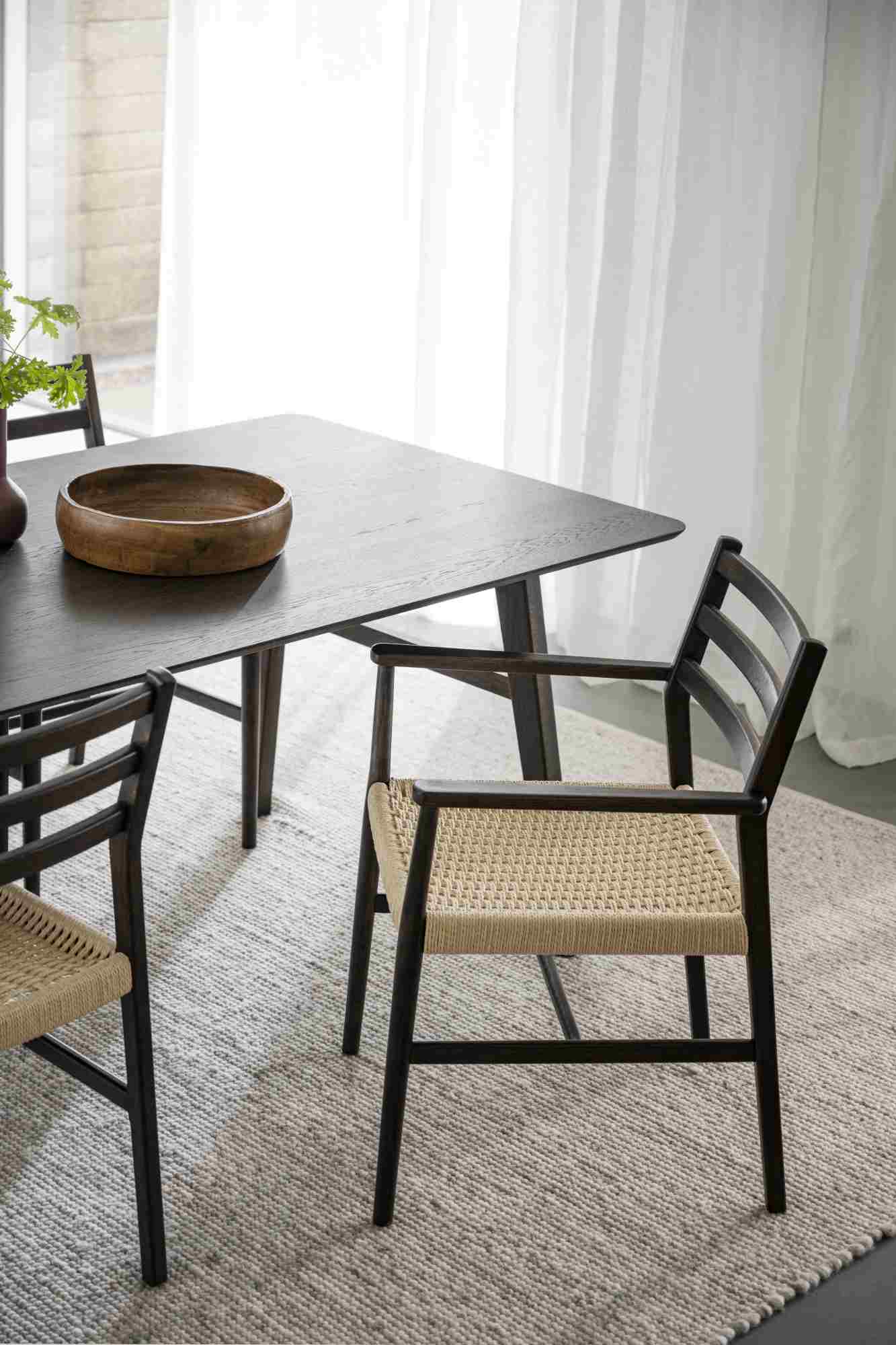 Hochwertiger Stuhl Harlan mit Armlehne, Eiche Braun / Hellbeige für jede Einrichtung.