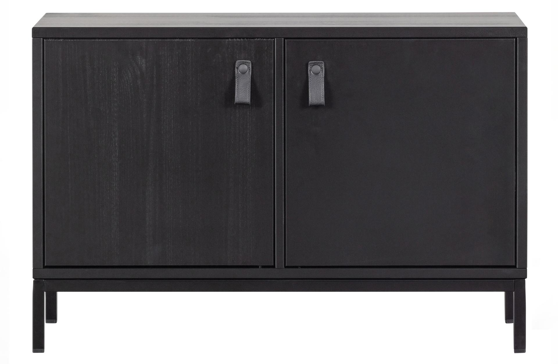 Die Kommode VT Lower Case überzeugt mit ihrem klassischen Design. Gefertigt wurde sie aus Kiefernholz, welches einen schwarzen Farbton besitzt. Das Gestell ist aus Metall und hat eine schwarze Farbe. Die Kommode verfügt über zwei Türen.