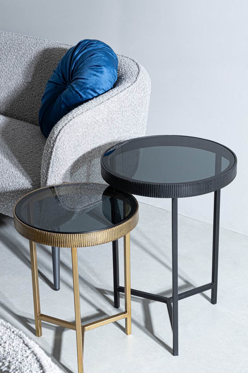 Das Sofa Avril überzeugt mit seinem modernen Stil. Gefertigt wurde es aus Bouclè-Stoff, welcher einen grauen Farbton besitzt. Das Gestell ist aus Metall und hat eine schwarze Farbe. Das Sofa ist in der Ausführung 3-Sitzer.