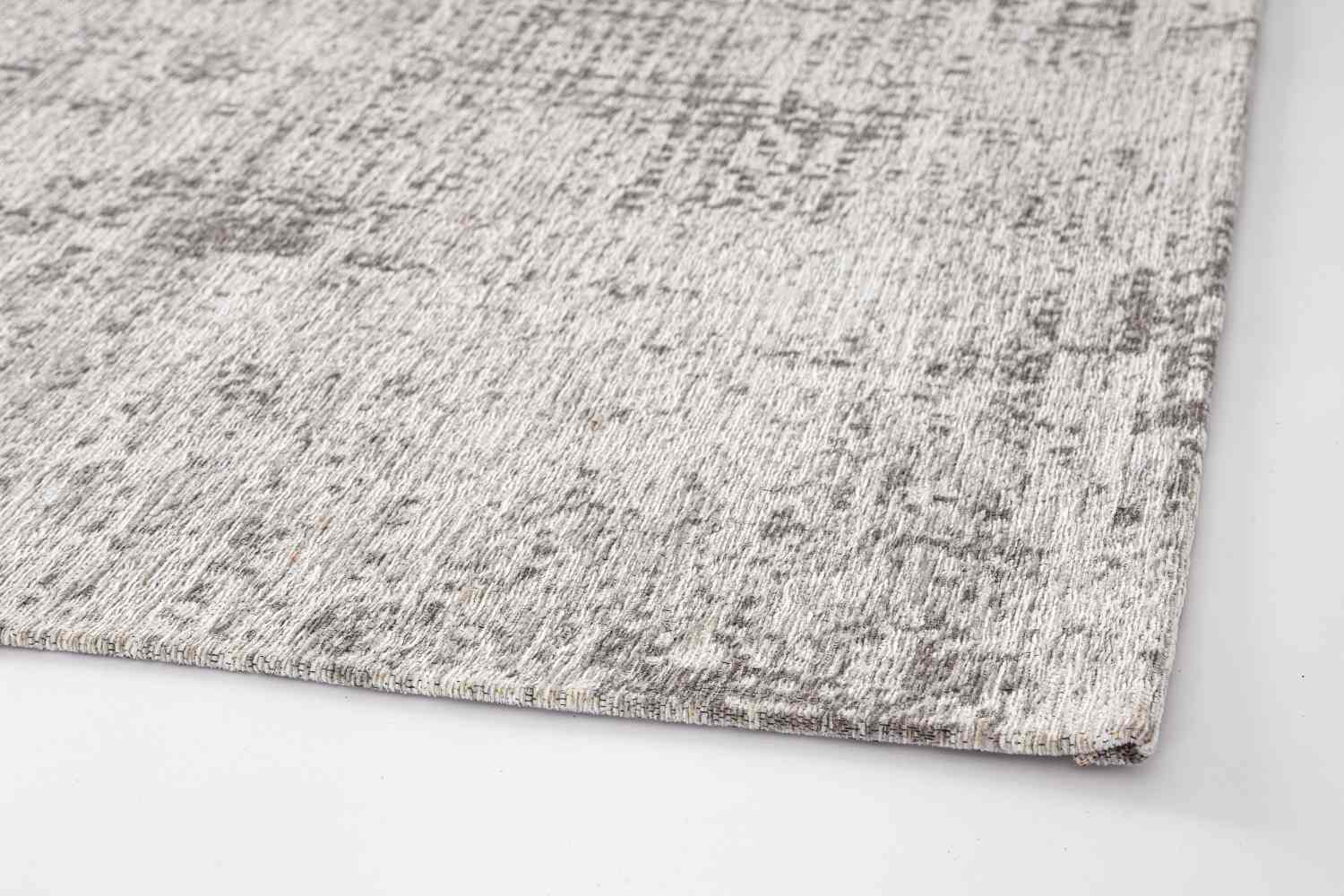 Der Teppich Suri überzeugt mit seinem modernen Design. Gefertigt wurde die Vorderseite aus 50% Chenille, 30% Polyester und 20% Baumwolle, die Rückseite ist aus Latex. Der Teppich besitzt eine silbernen Farbton und die Maße von 200x290 cm.