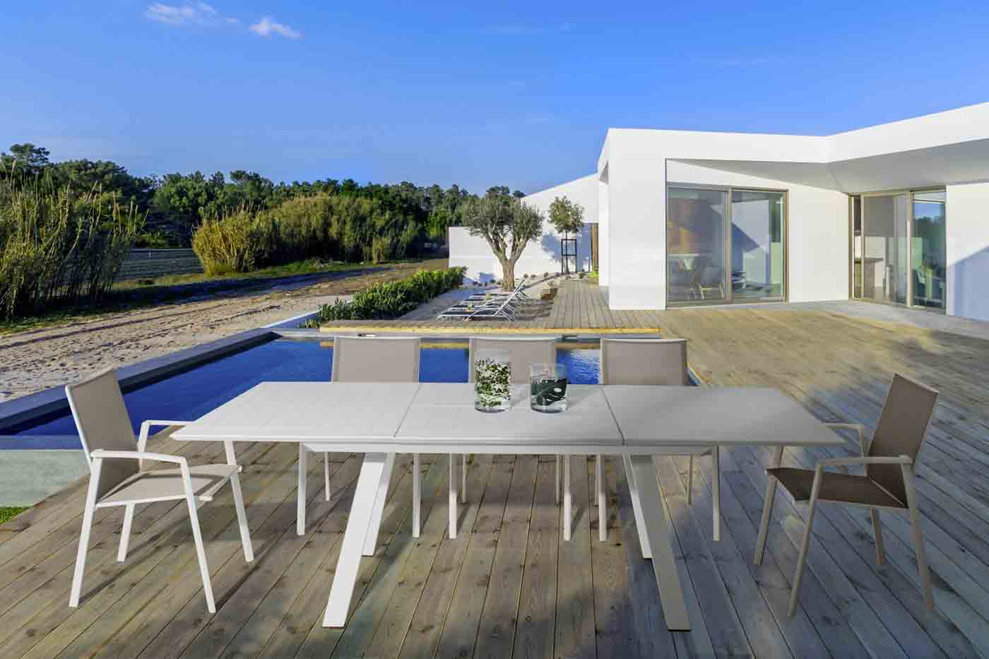 Gartenstuhl Cruise stapelbar mit Armlehne, Weiss