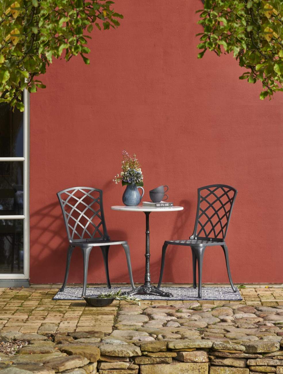 Der Gartenstuhl Arras überzeugt mit seinem modernen Design. Gefertigt wurde er aus Metall, welches einen grauen Farbton besitzt. Das Gestell ist aus Metall und hat eine graue Farbe. Die Sitzhöhe des Sessels beträgt 43 cm.