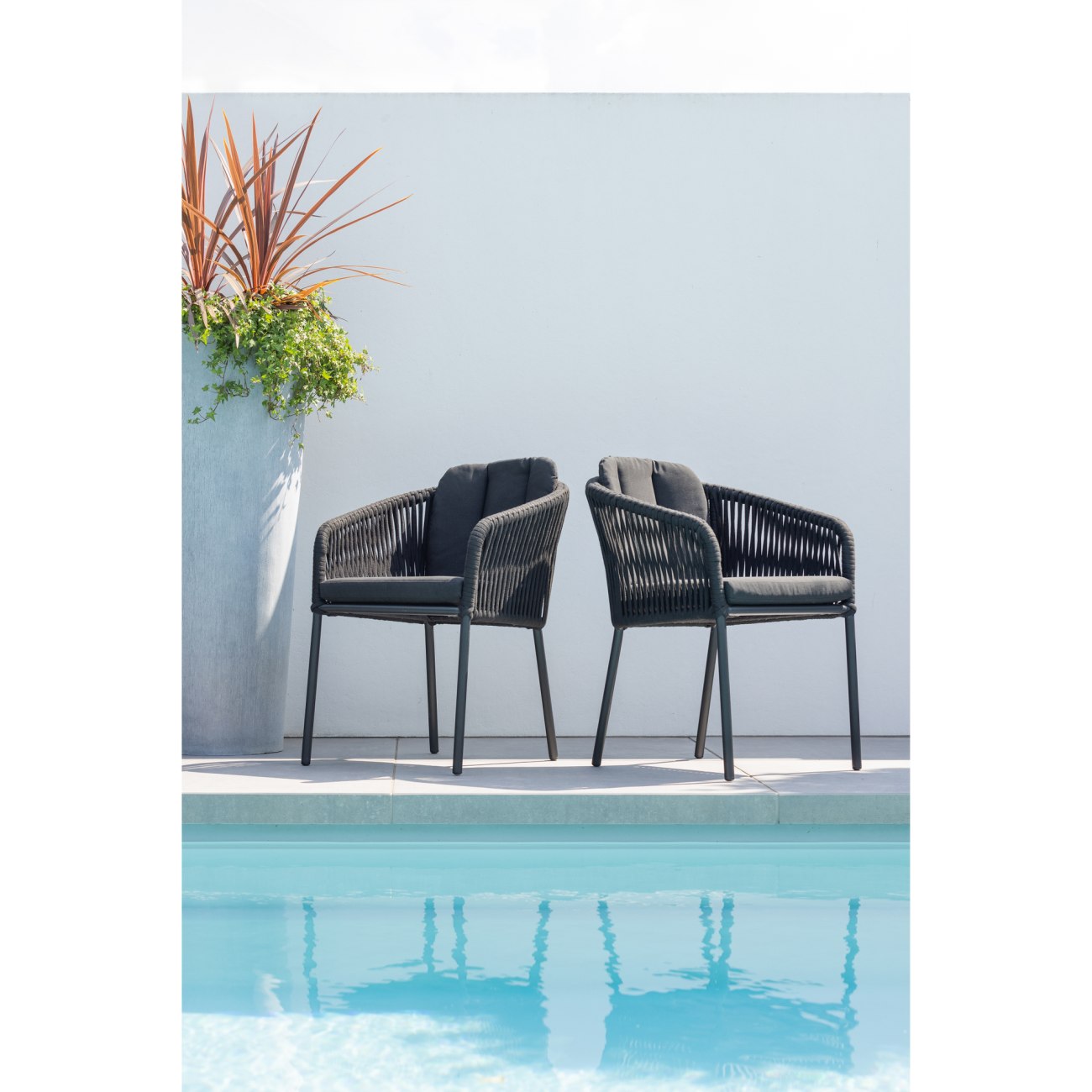Der Gartenstuhl Yukon überzeugt mit seinem modernen Design. Gefertigt wurde er aus geflochtenem Tauwerk, welches einen schwarzen Farbton besitzt. Das Gestell ist aus Aluminium und hat eine schwarze Farbe. Der Stuhl besitzt eine Sitzhöhe von 50 cm.