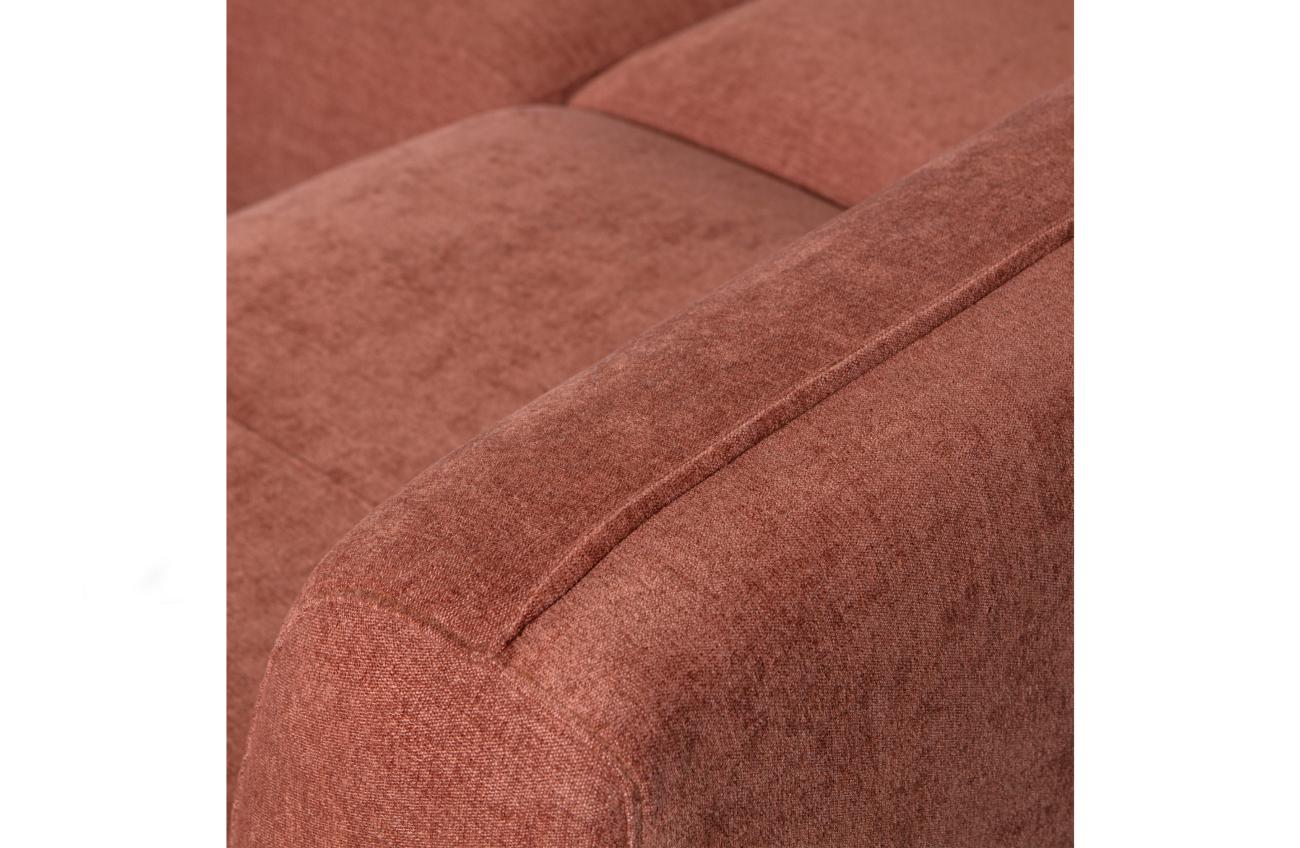 Das Sofa Polly überzeugt mit seinem modernen Design. Gefertigt wurde es aus Webstoff, welches einen rosa Farbton besitzt. Das Gestell ist aus Holz und hat eine schwarze Farbe. Das Sofa in U-Form besitzt eine Sitzhöhe von 42 cm.