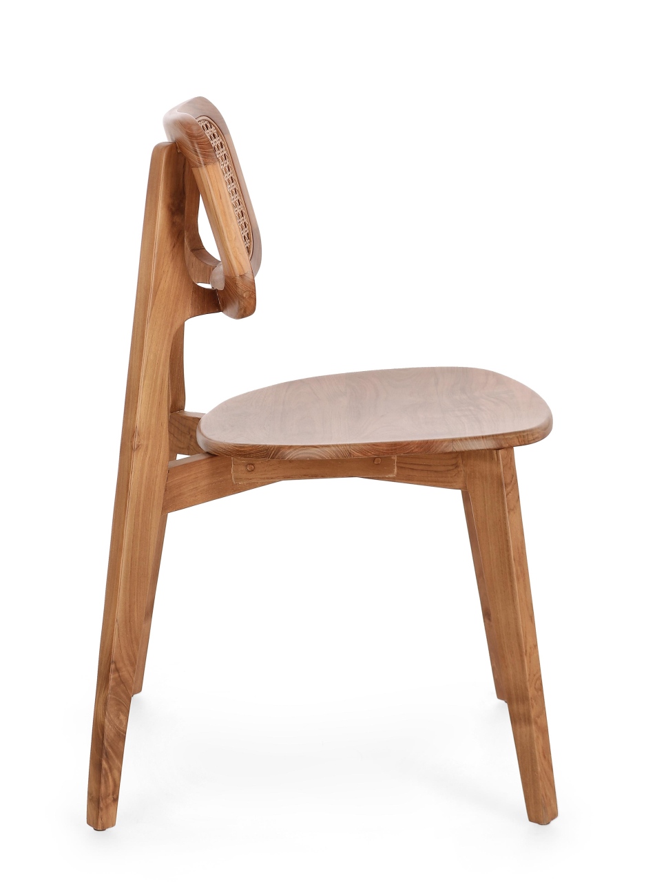 Der Esszimmerstuhl Abby überzeugt mit seinem modernen Stil. Gefertigt wurde er aus Teakholz, welcher einen natürlichen Farbton besitzt. Die Rückenlehne ist aus Rattan und hat eine natürliche Farbe. Der Stuhl besitzt eine Sitzhöhe von 46 cm.