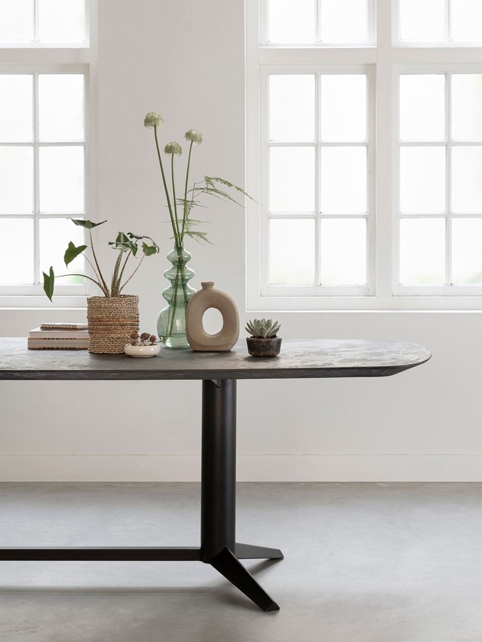 Der Esstisch Soho überzeugt mit seinem modernen Design. Gefertigt wurde es aus recyceltem Teakholz, welches einen schwarzen Farbton besitzt. Das Gestell ist aus Metall und hat eine schwarze Farbe. Der Esstisch besitzt eine Breite von 210 cm.