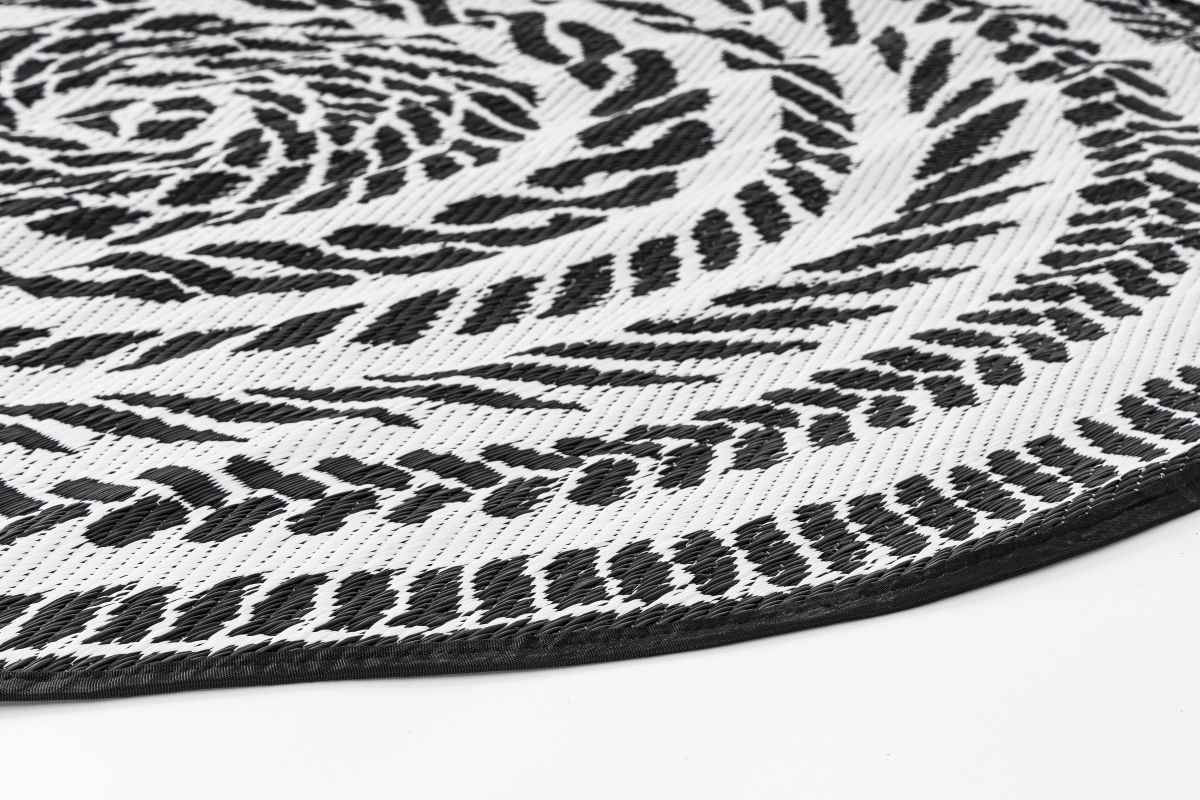 Der Outdoor Teppich Kashan überzeugt mit seinem modernen Design. Gefertigt wurde er aus Kunststofffasern, welche einen Weißen und Schwarzen Farbton besitzt. Der Teppich verfügt über einen Durchmesser von 150 cm und ist für den Outdoor Bereich geeignet.