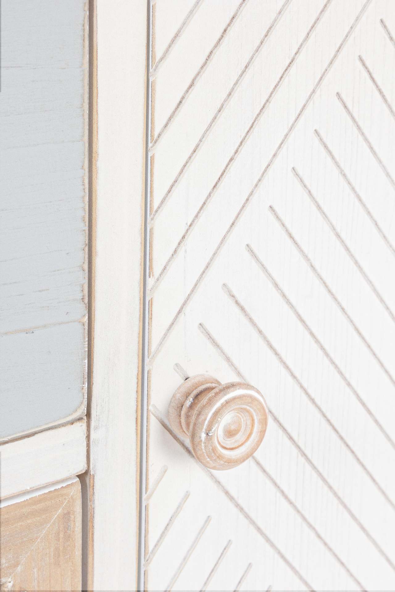 Die Kommode Clotilde überzeugt mit ihrem klassischen Design. Gefertigt wurde sie aus Tannen-Holz, welches einen weißen Farbton besitzt. Die Türen sind aus Rattan und haben eine natürliche Farbe. Die Kommode verfügt über zwei Türen und drei Schubladen. Die