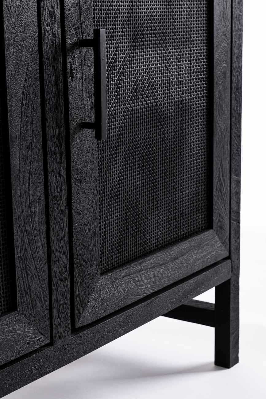 Das Sideboard Weston überzeugt mit seinem modernen Stil. Gefertigt wurde es aus Mangoholz, welches einen schwarzen Farbton besitzt. Das Gestell ist auch aus Mangoholz und hat eine schwarze Farbe. Das Sideboard verfügt über drei Türen.