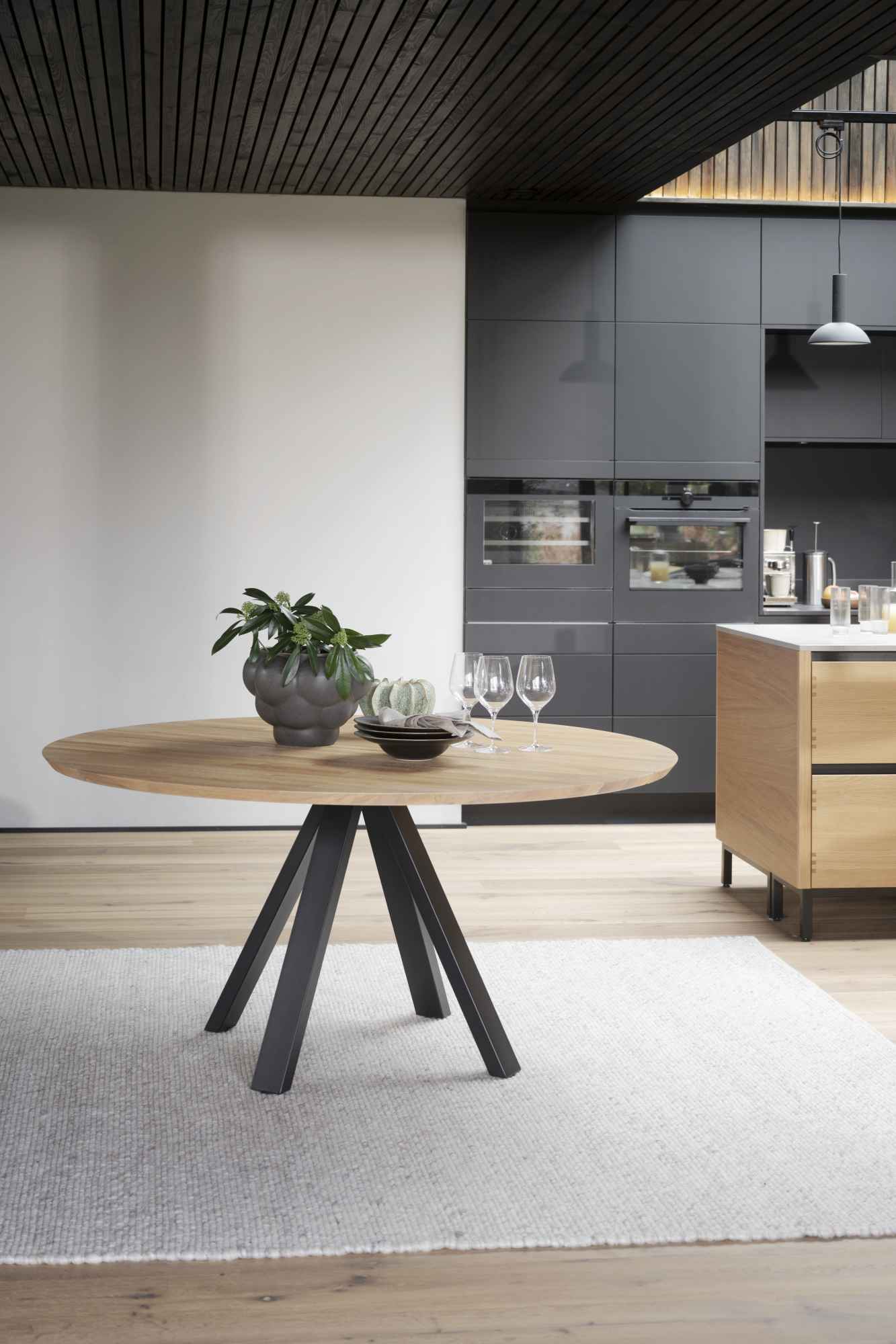 Jetzt entdecken: Esstisch Carradale Rund 150cm, Spider-Gestell, Eiche Natur mit hochwertiger Verarbeitung.