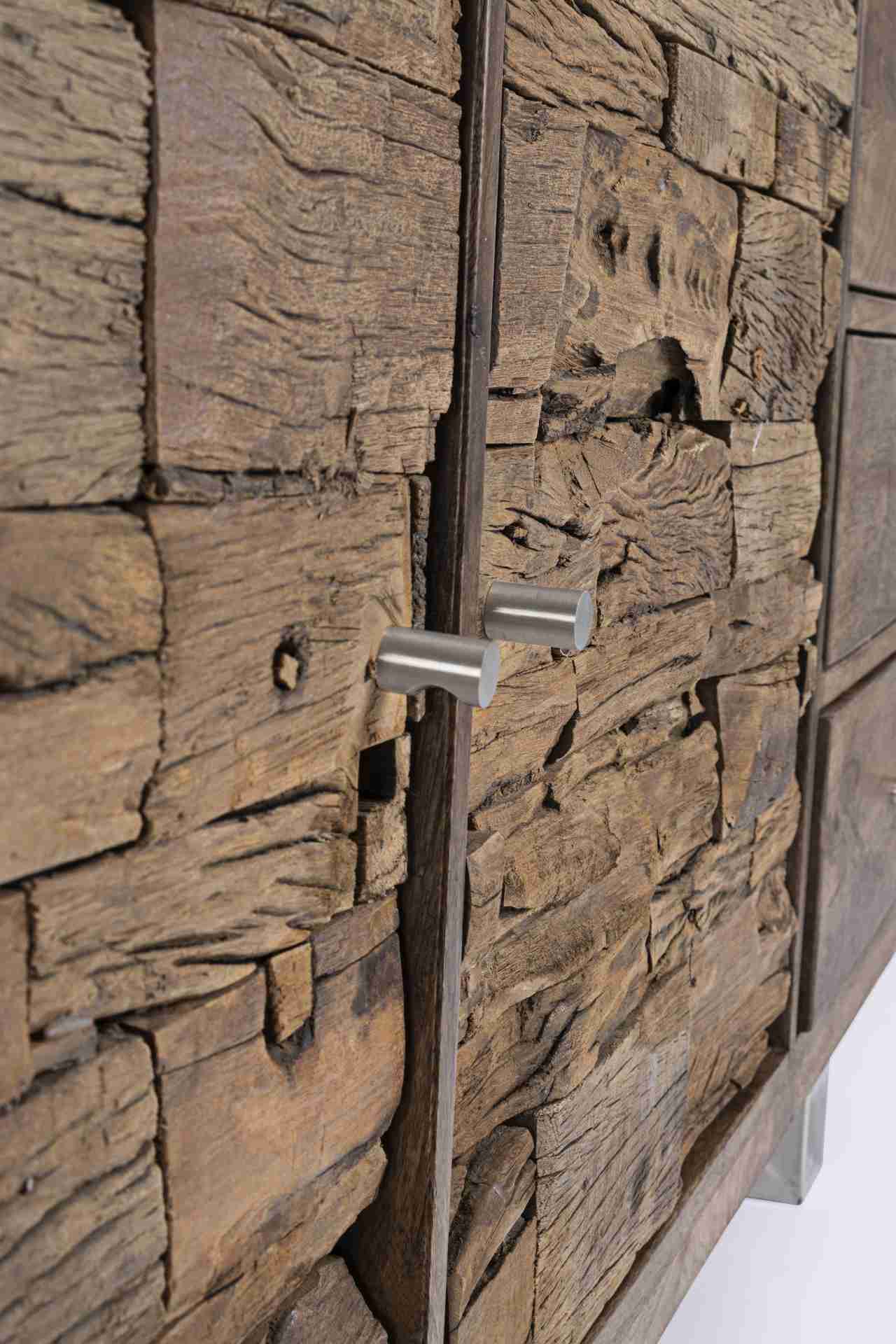 Das Sideboard Stanton überzeugt mit seinem modernen Design. Gefertigt wurde es aus Mango-Holz, welches einen natürlichen Farbton besitzt. Das Gestell ist aus Metall und hat eine silberne Farbe. Das Sideboard verfügt über zwei Türen und drei Schubladen. Di