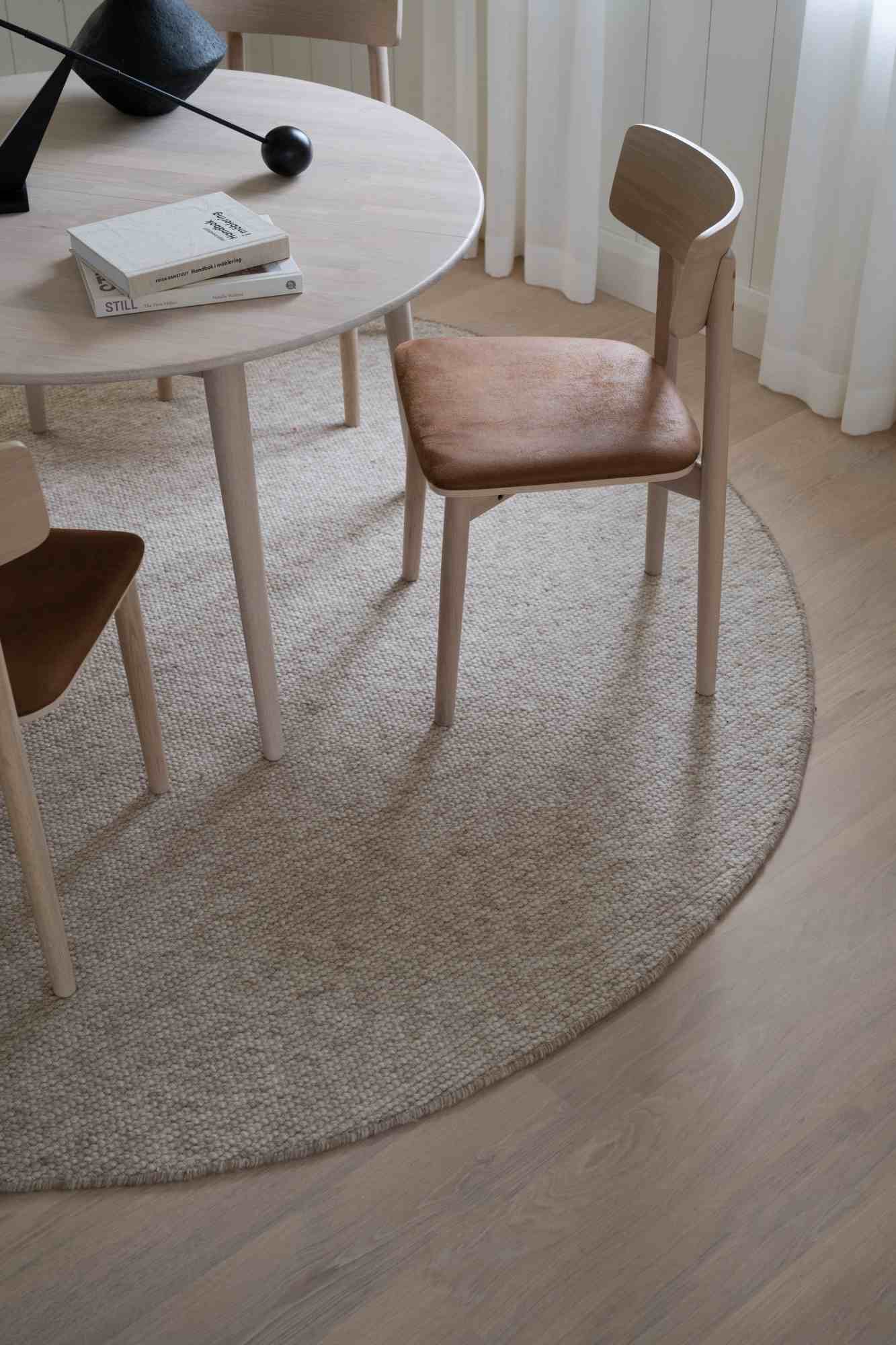 Komfortabel & schön – Ausziehtisch Tyler Rund 120/165cm, Eiche Weiß pigmentiert.