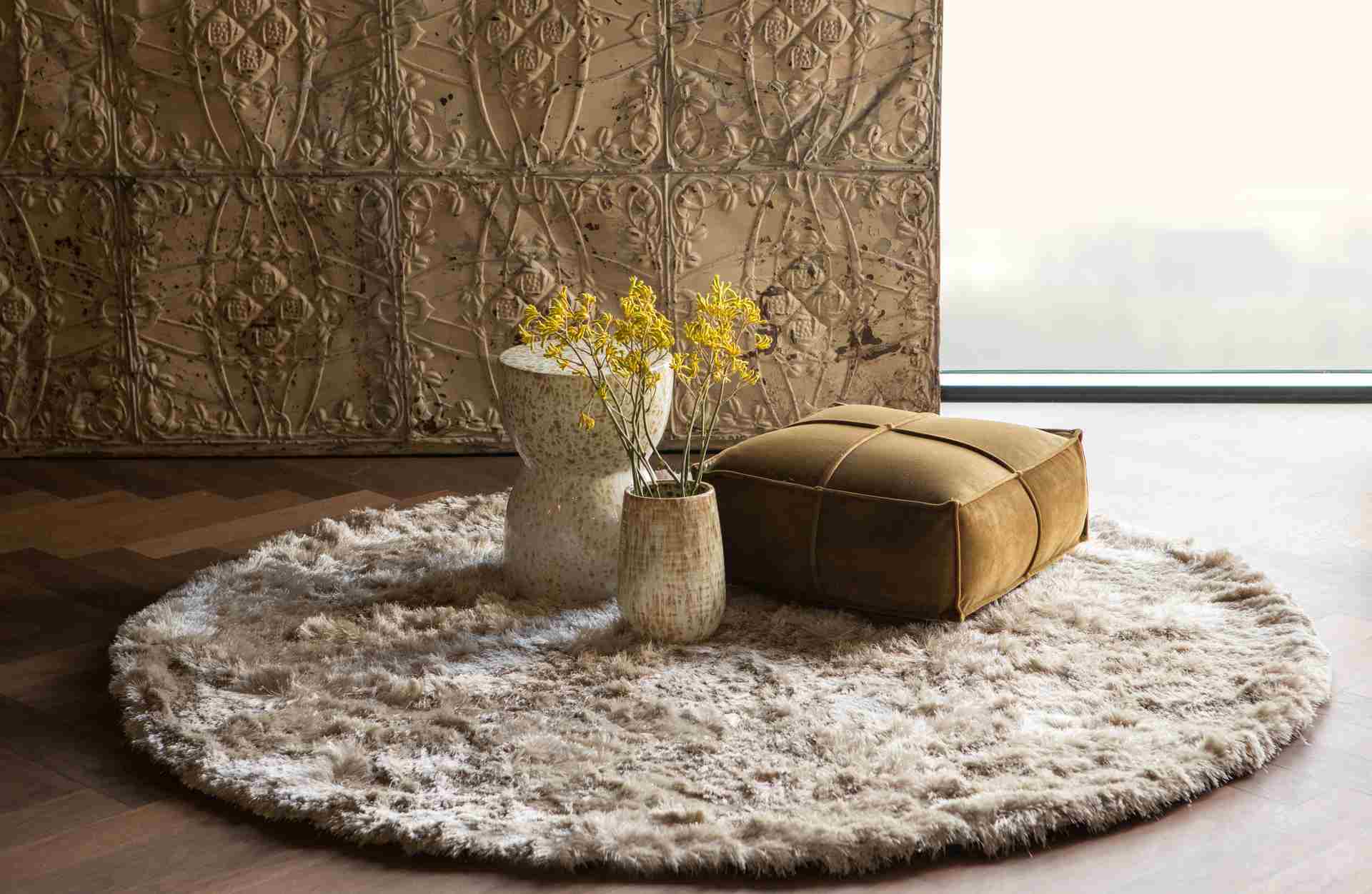 Der Teppich Praline überzeugt mit seinem modernen Design. Gefertigt wurde er aus Kunststofffasern, welche einen braunen Farbton besitzt. Der Teppich besitzt einen Durchmesser von 200 cm.