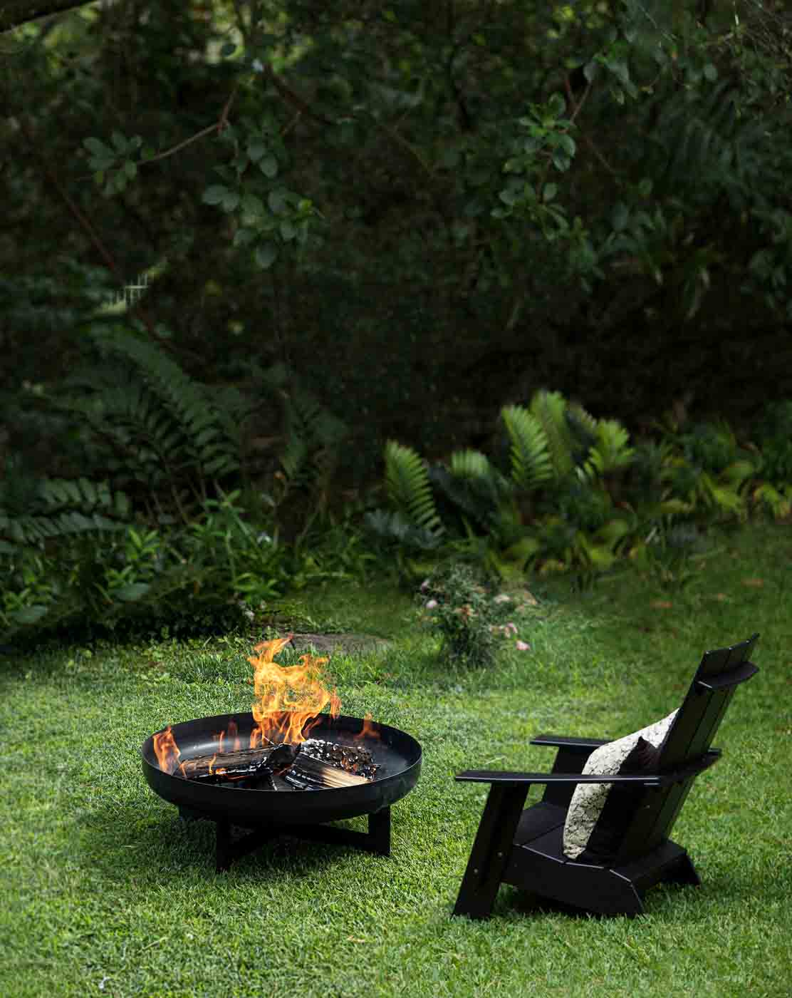 Stilvolle Feuerschale Caldo aus Hitzebeständigen Stahl in einem schwarzen Farbton