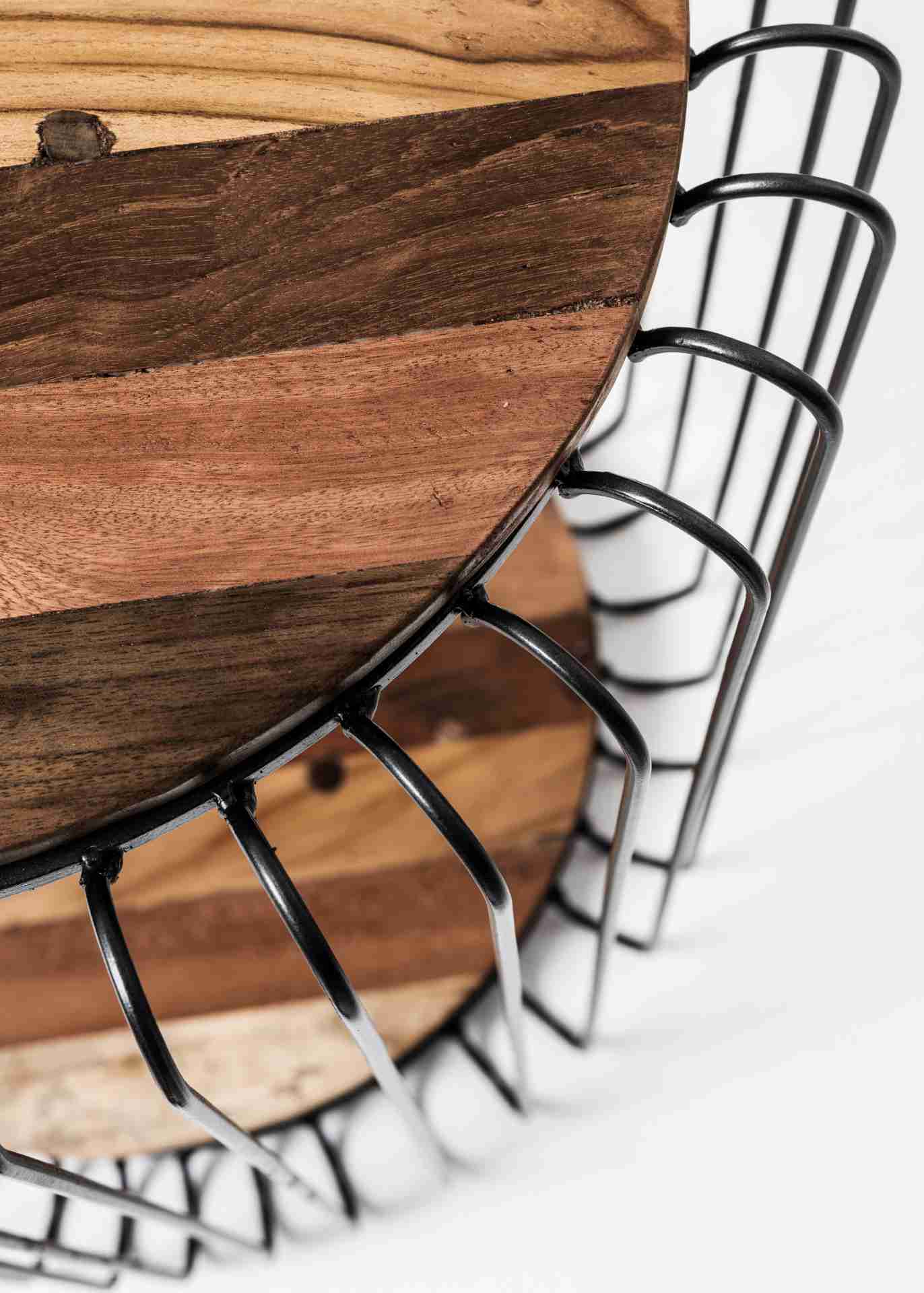 Der Beistelltisch Barca überzeugt mit seinem modernem Design. Gefertigt wurde er aus recyceltem Bootsholz, welches einen natürlichen Farbton besitzt. Das Gestell ist aus Metall und Schwarz. Der Durchmesser des Tisches beträgt 50 cm.