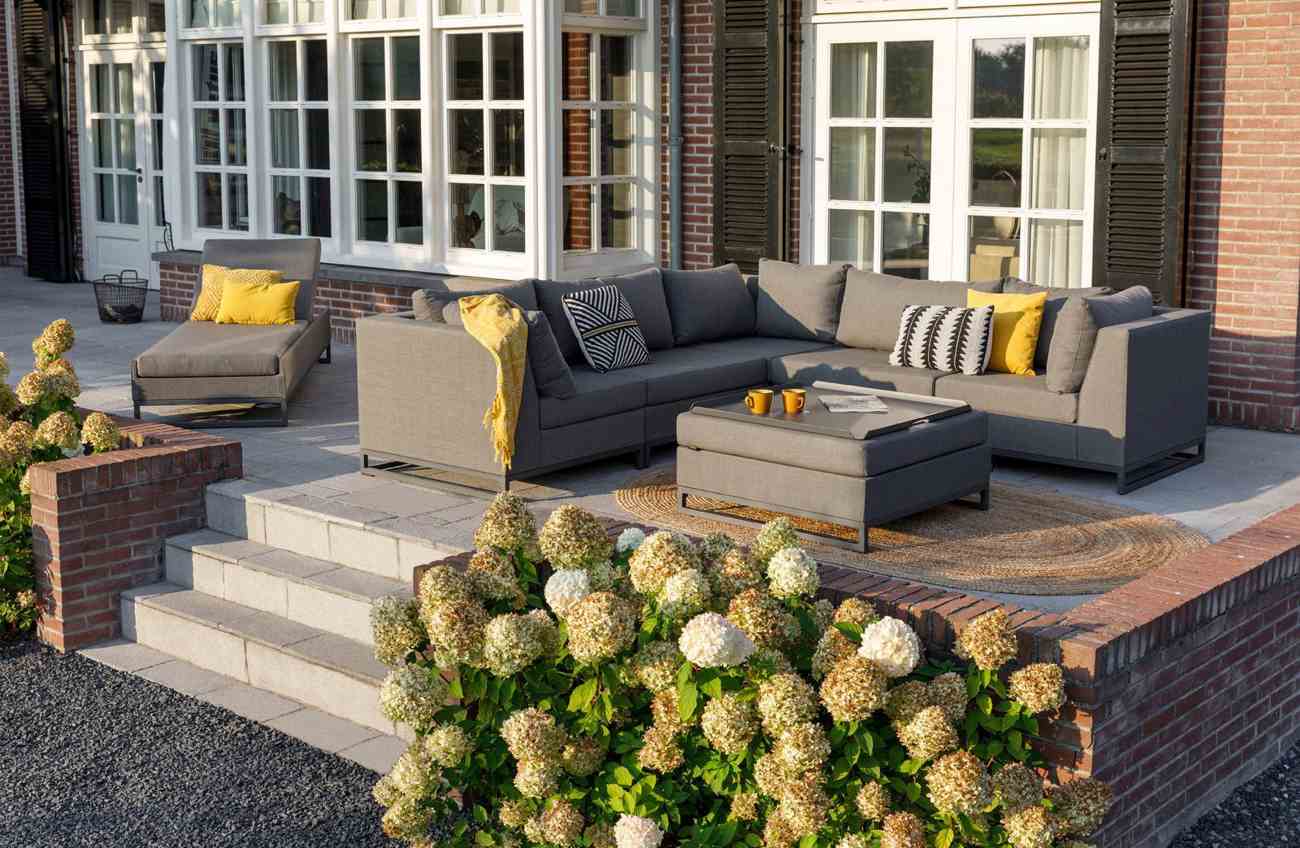 Das Gartenmodulsofa Rhodos überzeugt mit seinem modernen Design. Gefertigt wurde es aus Stoff, welcher einen grauen Farbton besitzt. Das Gestell ist aus Aluminium und hat eine Anthrazit Farbe. Das Sofa wird inklusive Kissen geliefert.