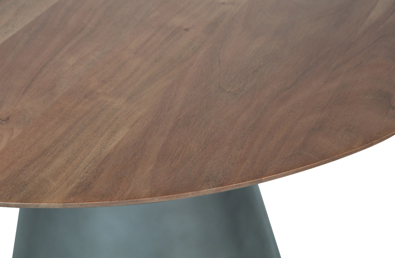 Der Esstisch Maggie überzeugt mit seinem modernen Design. Gefertigt wurde er aus Mangoholz, welches einen braunen Farbton besitzt. Das Gestell ist aus Metall und hat eine antikschwarze Farbe. Der Esstisch besitzt einen Durchmesser von 120 cm.
