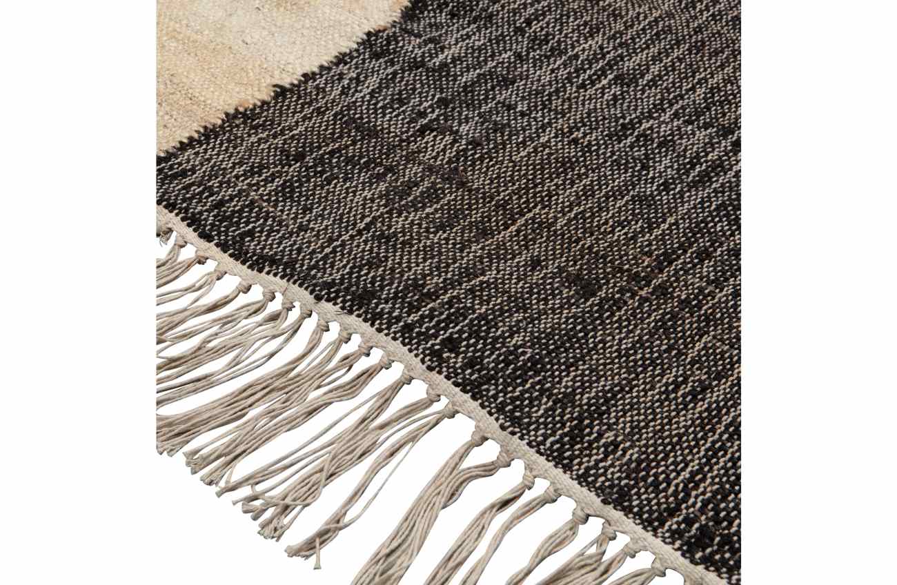 Der Teppich Lias überzeugt mit seinem modernem Design. Gefertigt wurde er aus einem Kombinationsgewebe aus Jute und Baumwolle. Der Teppich hat einen dunkelgrauen Farbton.