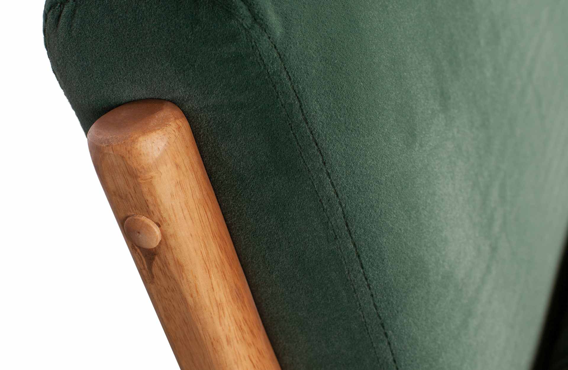 Der Sessel Mark überzeugt mit seinem Skandinavischen Design. Gefertigt wurde der Sessel aus einem Samt Bezug, welcher in einem grünen Farbton ist. Das Gestell ist aus Holz.