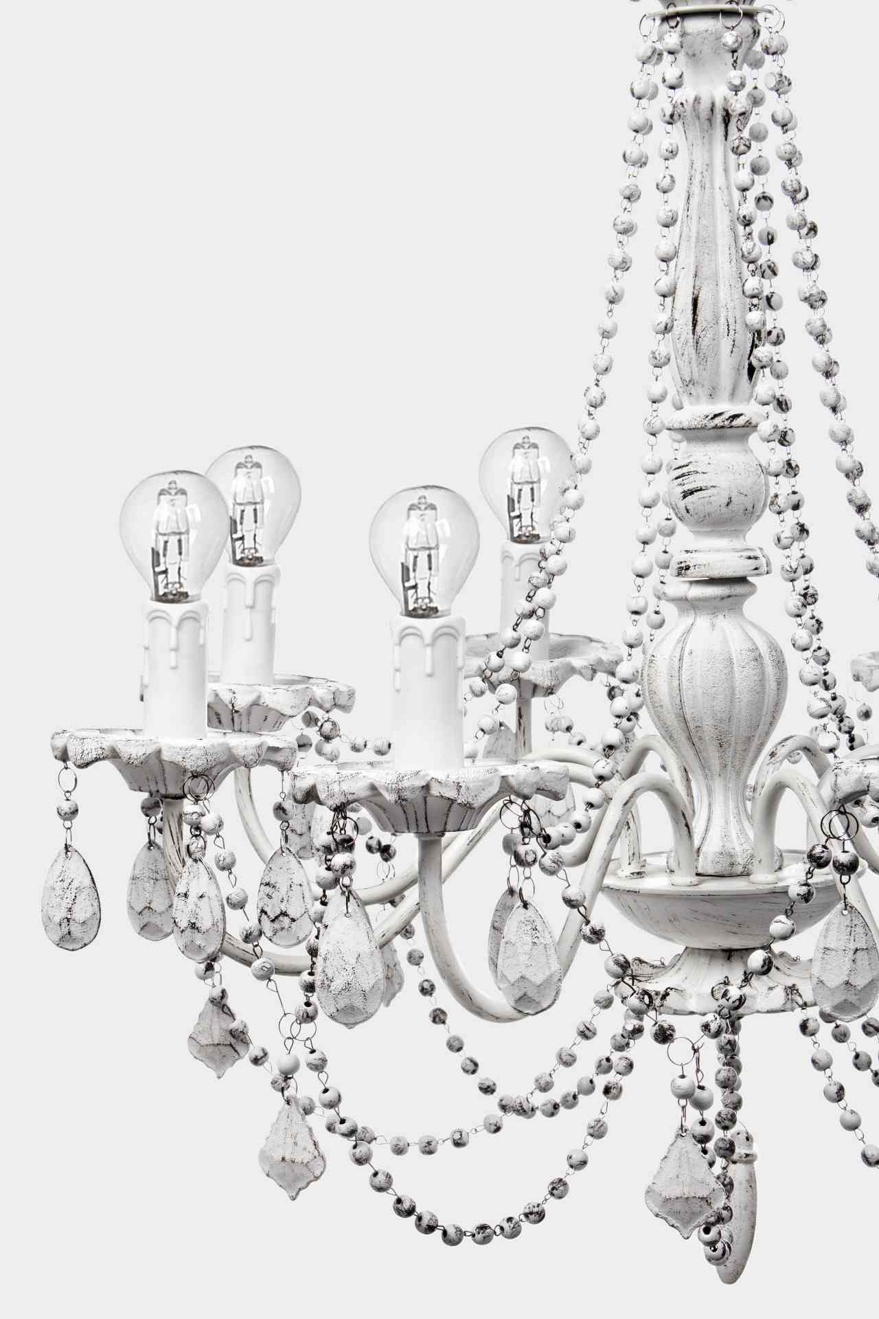 Die Hängeleuchte Beads überzeugt mit ihrem klassischen Design. Gefertigt wurde sie aus Metall, welches einen weißen Farbton besitzt. Die Lampe besitzt eine Höhe von 53 cm.