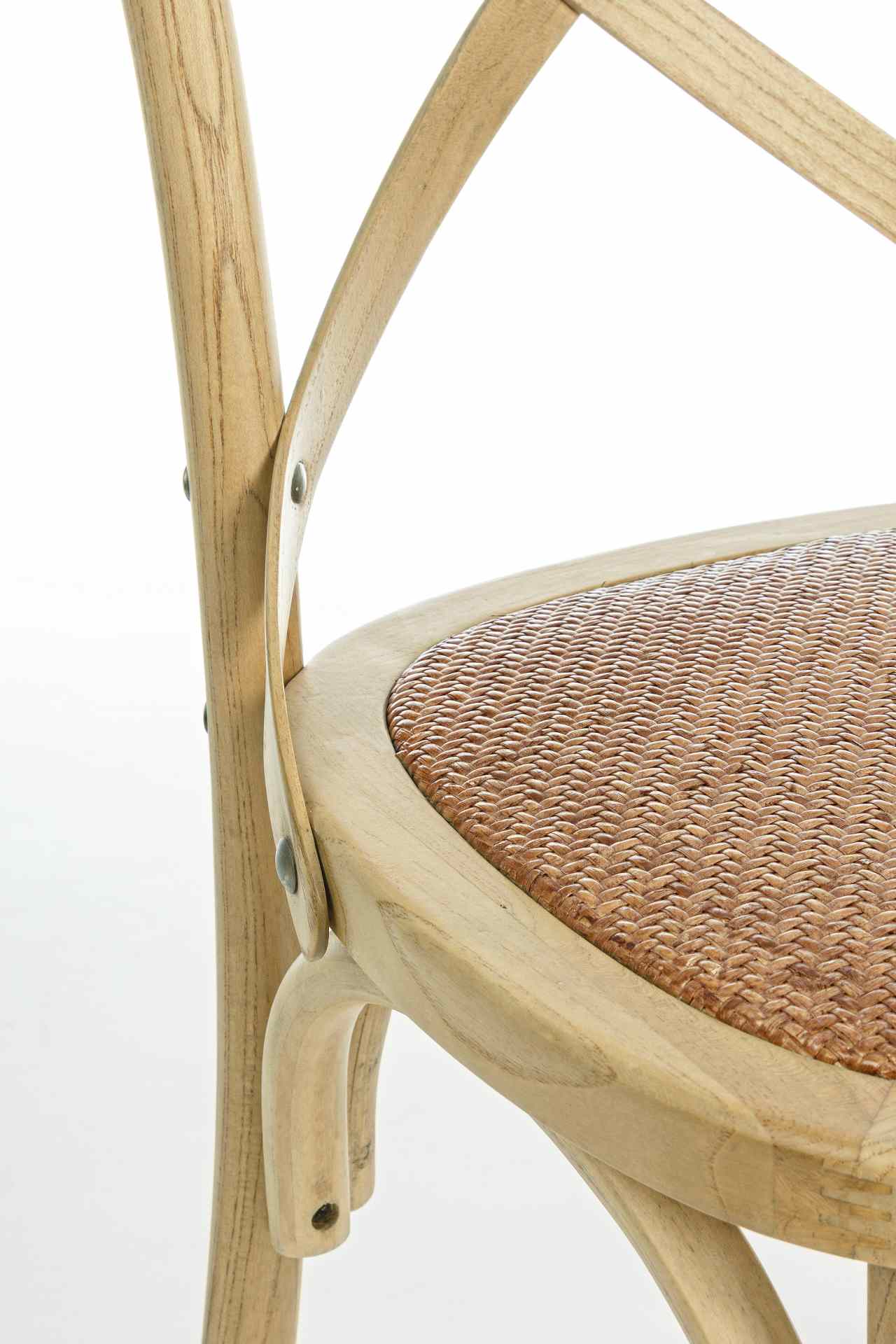 Der Stuhl Cross überzeugt mit seinem klassischen Design. Gefertigt wurde der Stuhl aus Ulmenholz, welches einen braunen Farbton besitzt. Die Sitz- und Rückenfläche ist aus Rattan gefertigt. Die Sitzhöhe beträgt 46 cm.