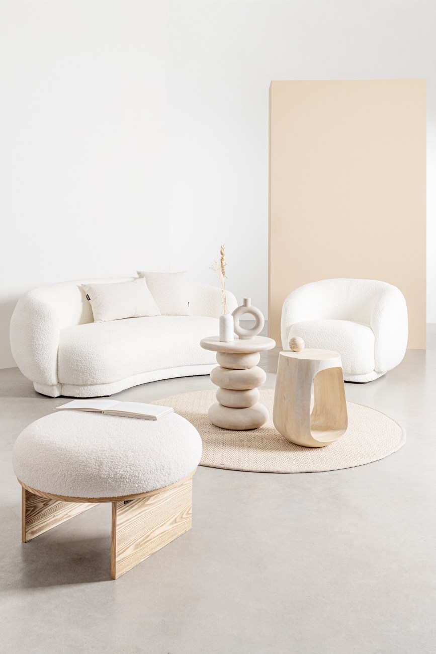 Das Sofa Tecla überzeugt mit seinem modernen Stil. Gefertigt wurde es aus Boucle-Stoff, welcher einen weißen Farbton besitzt. Das Sofa besitzt eine Breite von 191 cm.