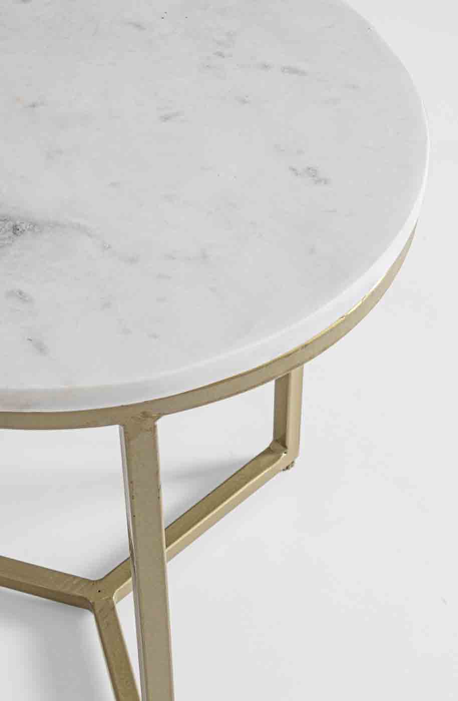 Der stilvolle Beistelltisch Phoenix besitzt ein vergoldendes Stahlgestell. Die Tischplatte ist aus weißen Marmor, welche dem Tisch sein Design verlieht.