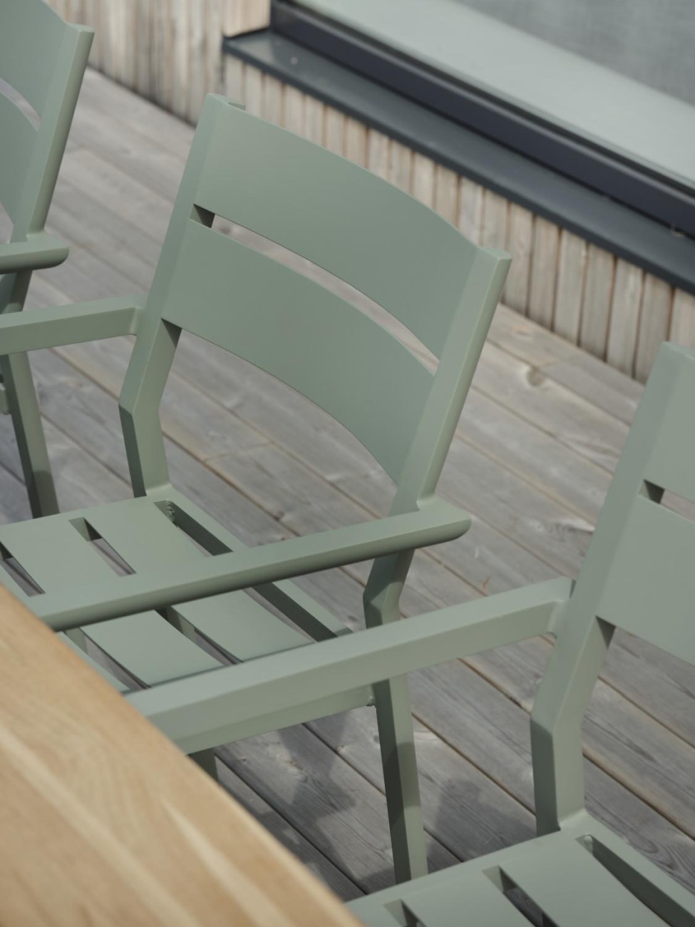 Der Gartenstuhl Delia überzeugt mit seinem modernen Design. Gefertigt wurde er aus Metall, welches einen hellgrünen Farbton besitzt. Das Gestell ist auch aus Metall und hat eine grüne Farbe. Die Sitzhöhe des Stuhls beträgt 43 cm.