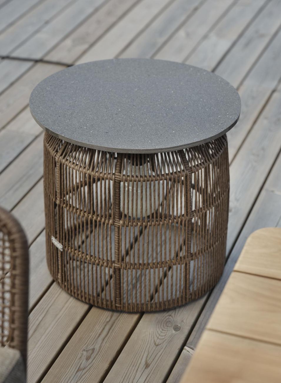 Der Gartenbeistelltisch Pamir überzeugt mit seinem modernen Design. Gefertigt wurde die Tischplatte aus Granit und hat einen graue Farbton. Das Gestell ist auch aus Rattan und hat eine braune Farbe. Der Tisch besitzt einen Durchmesser von 50 cm.