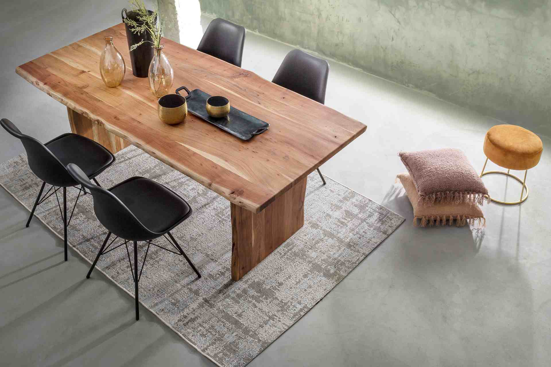 Der Esstisch Eneas überzeugt mit seinem moderndem Design. Gefertigt wurde er aus Akazienholz, welches einen natürlichen Farbton besitzt. Das Gestell des Tisches ist auch aus Akazienholz und ist in eine natürliche Farbe. Der Tisch besitzt eine Breite von 2