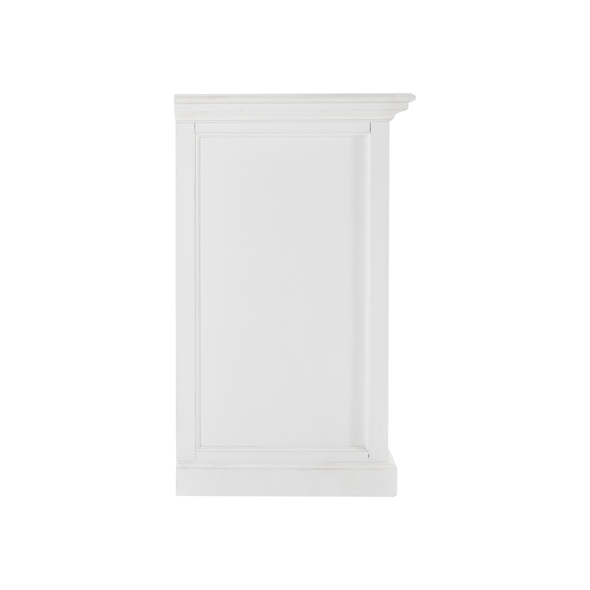 Das Sideboard Halifax überzeugt mit seinem Landhaus Stil. Gefertigt wurde es aus Mahagoni Holz, welches einen weißen Farbton besitzt. Das Sideboard verfügt über drei Schubladen und vier Türen, zwei von diesen sind aus Glas. Die Breite beträgt 145 cm.