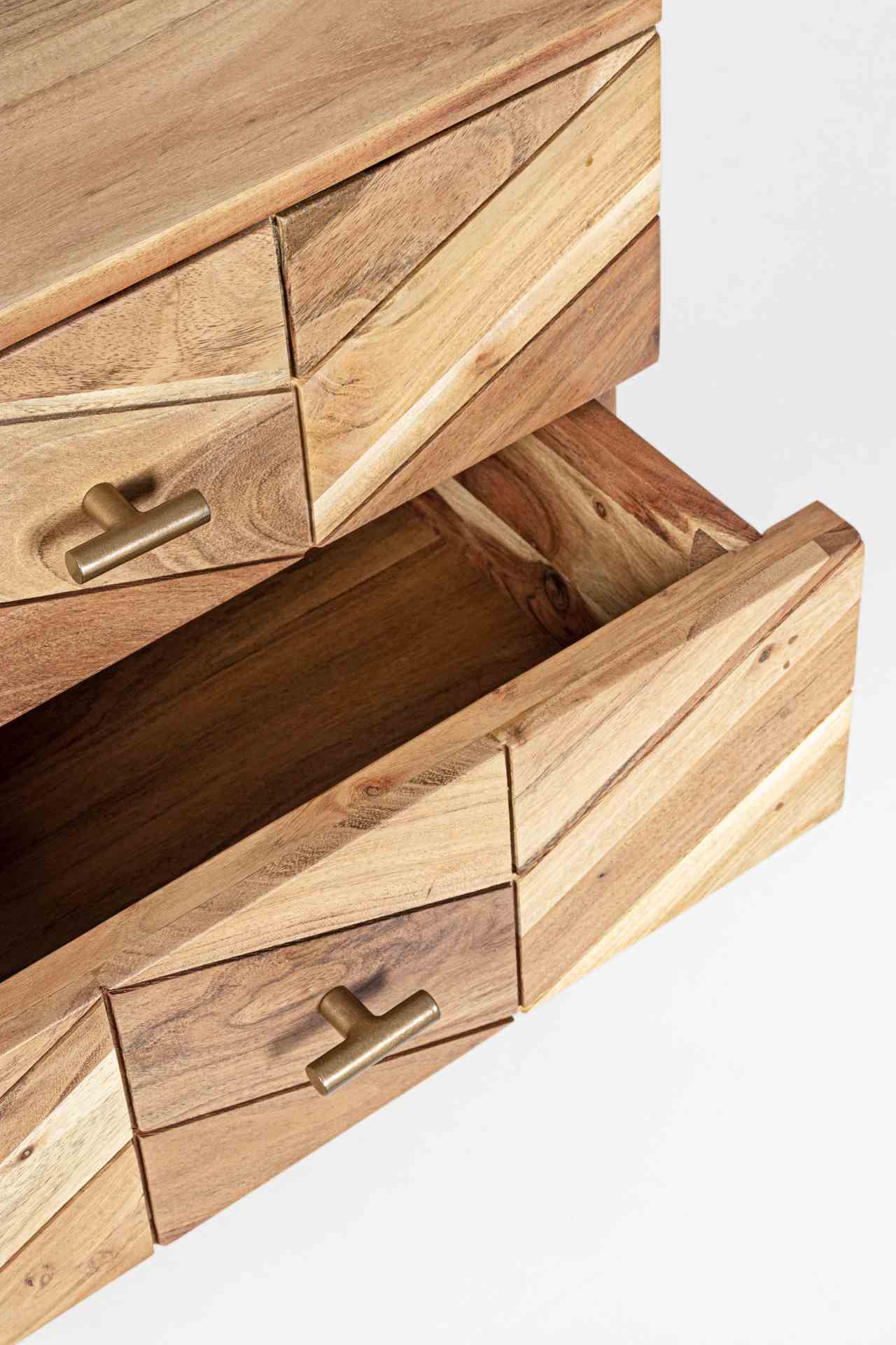 Der Nachttisch Raida überzeugt mit seinem modernen Design. Gefertigt wurde er aus Akazienholz, welches einen natürlichen Farbton besitzt. Das Gestell ist aus Metall und hat eine goldene Farbe. Der Nachttisch verfügt über zwei Schubladen. Die Breite beträg