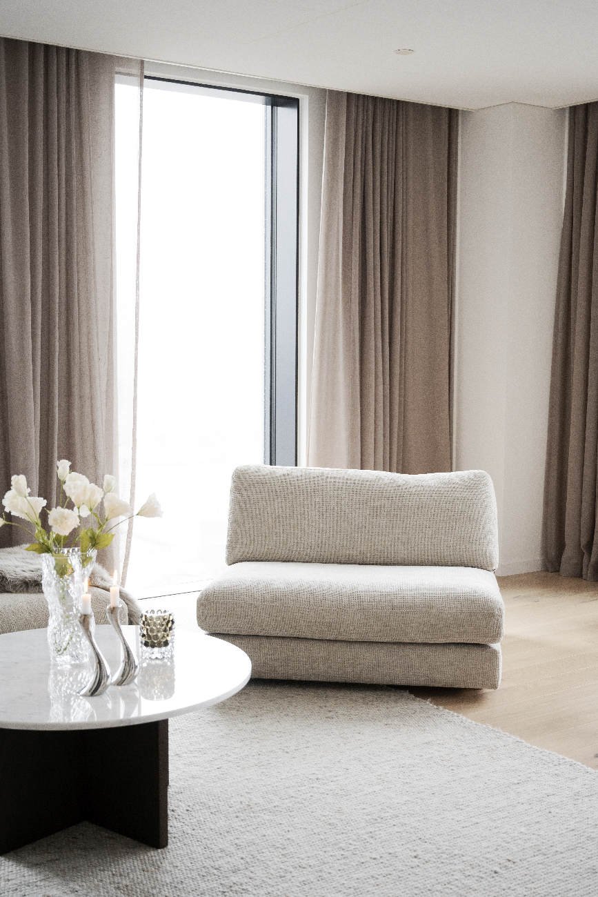 Edles Möbelstück: Couchtisch Brooksville, Marmor Rund 90cm, Weiß / Braun für stilvolle Einrichtung.