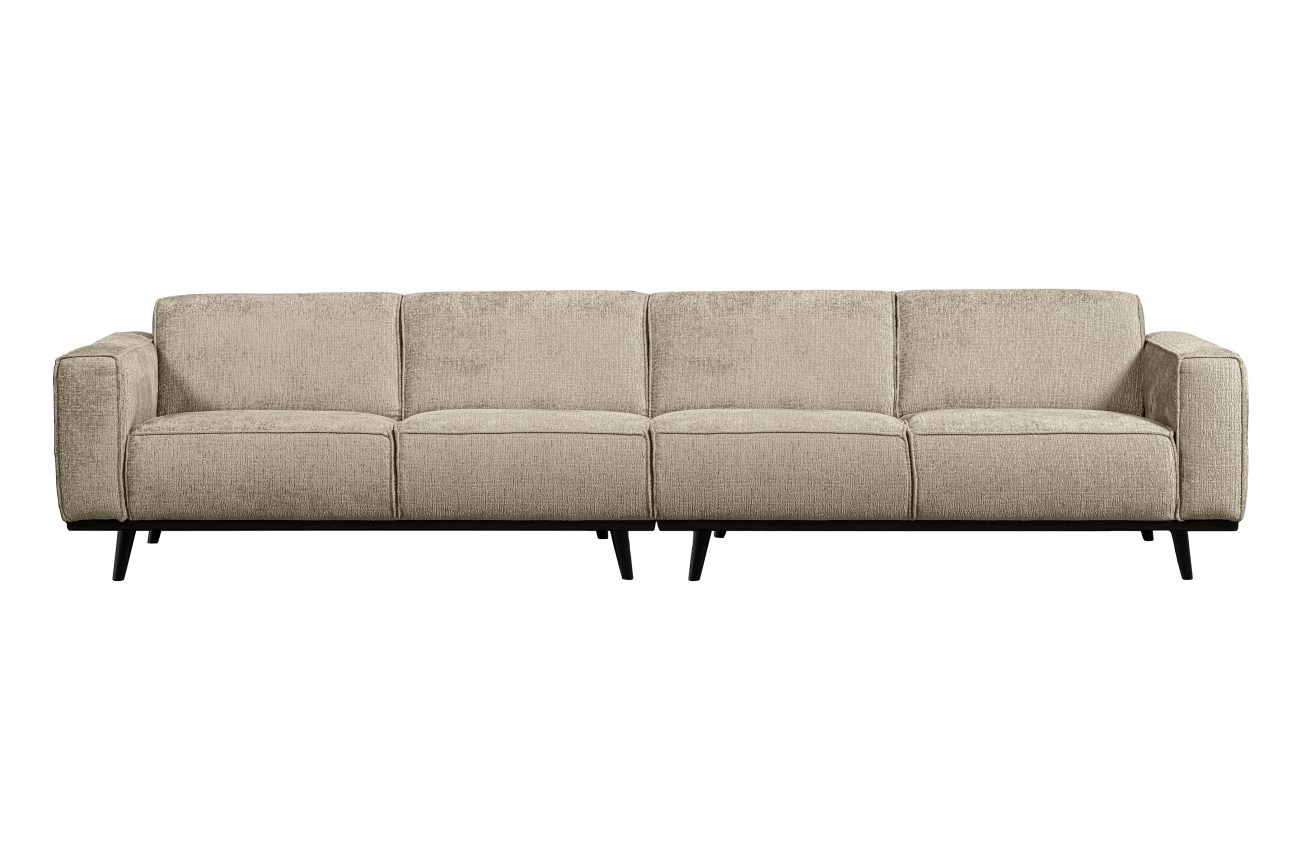 Das Sofa Statement überzeugt mit seinem modernen Stil. Gefertigt wurde es aus Struktursamt, welches einen Creme Farbton besitzt. Das Gestell ist aus Birkenholz und hat eine schwarze Farbe. Das Sofa besitzt eine Breite von 372 cm.