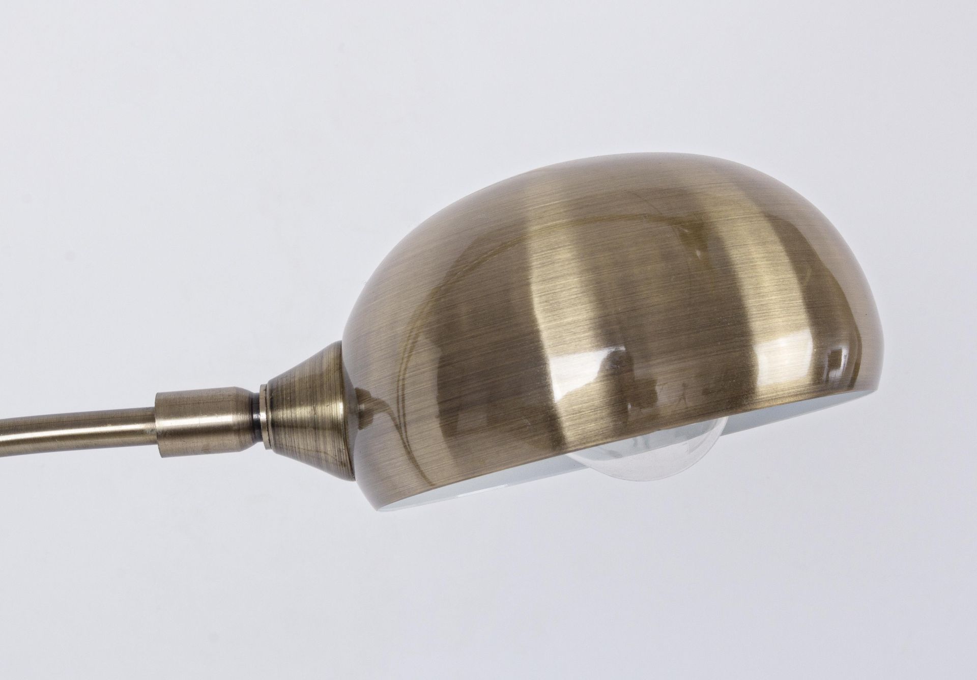 Die Stehleuchte Atmosphere überzeugt mit ihrem klassischen Design. Gefertigt wurde sie aus Metall, welches einen goldenen Farbton besitzt. Der Lampenschirm ist auch aus Metall. Die Lampe besitzt eine Höhe von 180 cm.