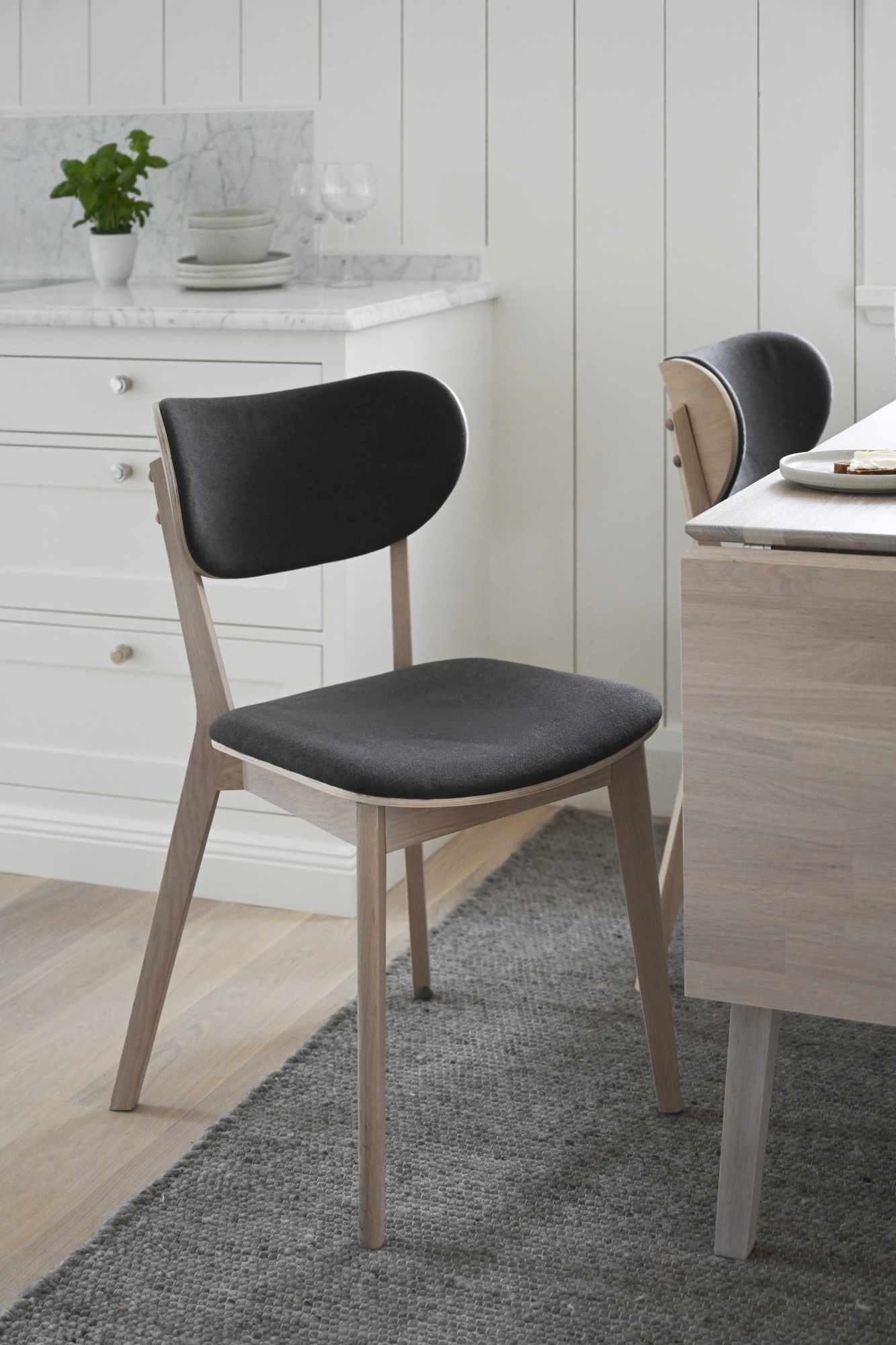 Stuhl Kato 2er Set, Whitewash / Dunkelgrau passt perfekt in stilvolle Wohnräume.