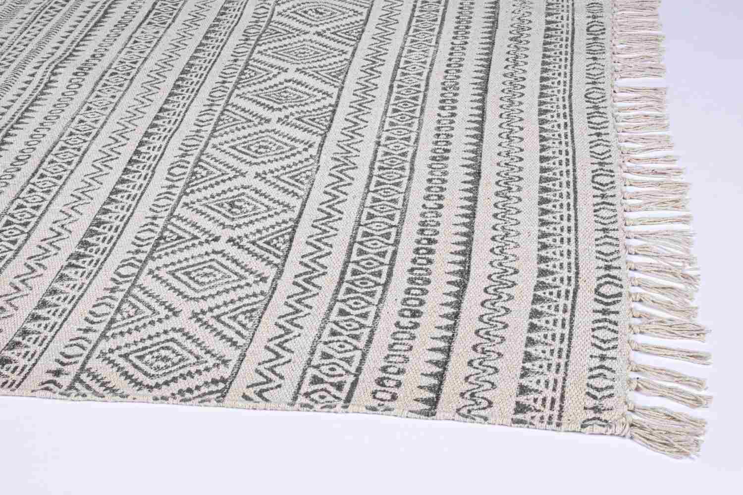 Der Teppich Giordania überzeugt mit seinem klassischen Design. Gefertigt wurde die Vorderseite aus 100% Baumwolle. Der Teppich besitzt einen grauen Farbton und die Maße von 140x200 cm.