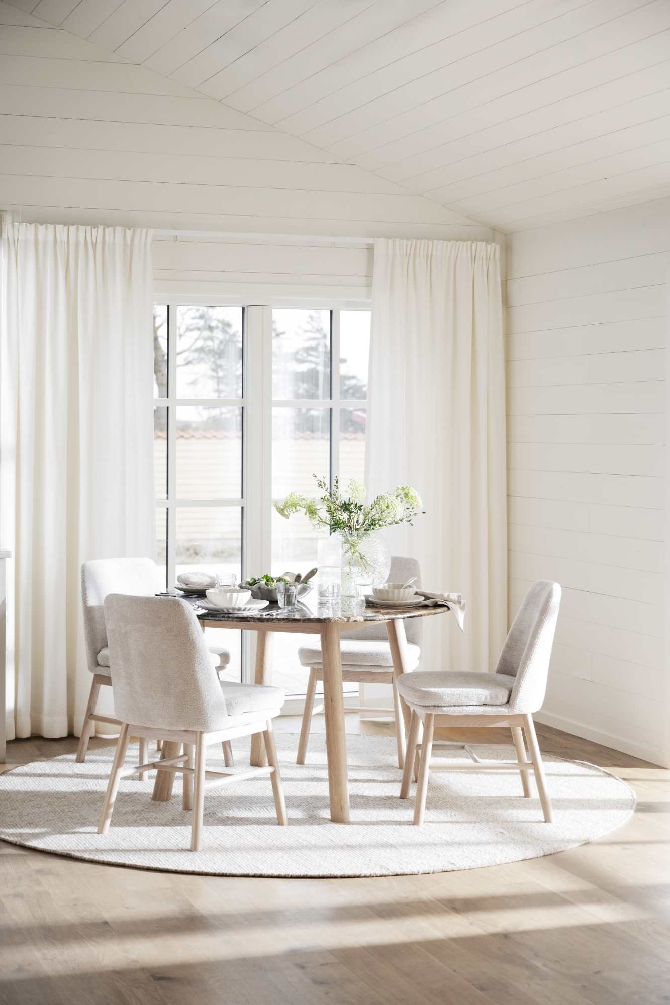 Hochwertiger Esstisch Taransay Rund 125cm, Marmor Braun, Eiche Hell für jede Einrichtung.