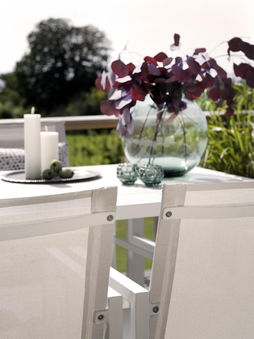 Der Gartenstuhl Vevi überzeugt mit seinem modernen Design. Gefertigt wurde er aus Textilene, welches einen weißen Farbton besitzt. Das Gestell ist aus Teakholz und hat eine weiße Farbe. Die Sitzhöhe des Stuhls beträgt 45 cm.