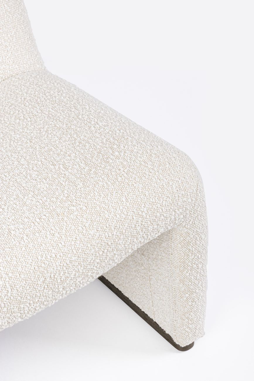 Der Sessel Bassilla überzeugt mit seinem modernen Stil. Gefertigt wurde er aus Boucle-Stoff, welcher einen natürlichen Farbton besitzt. Der Sessel besitzt eine Sitzhöhe von 42 cm.