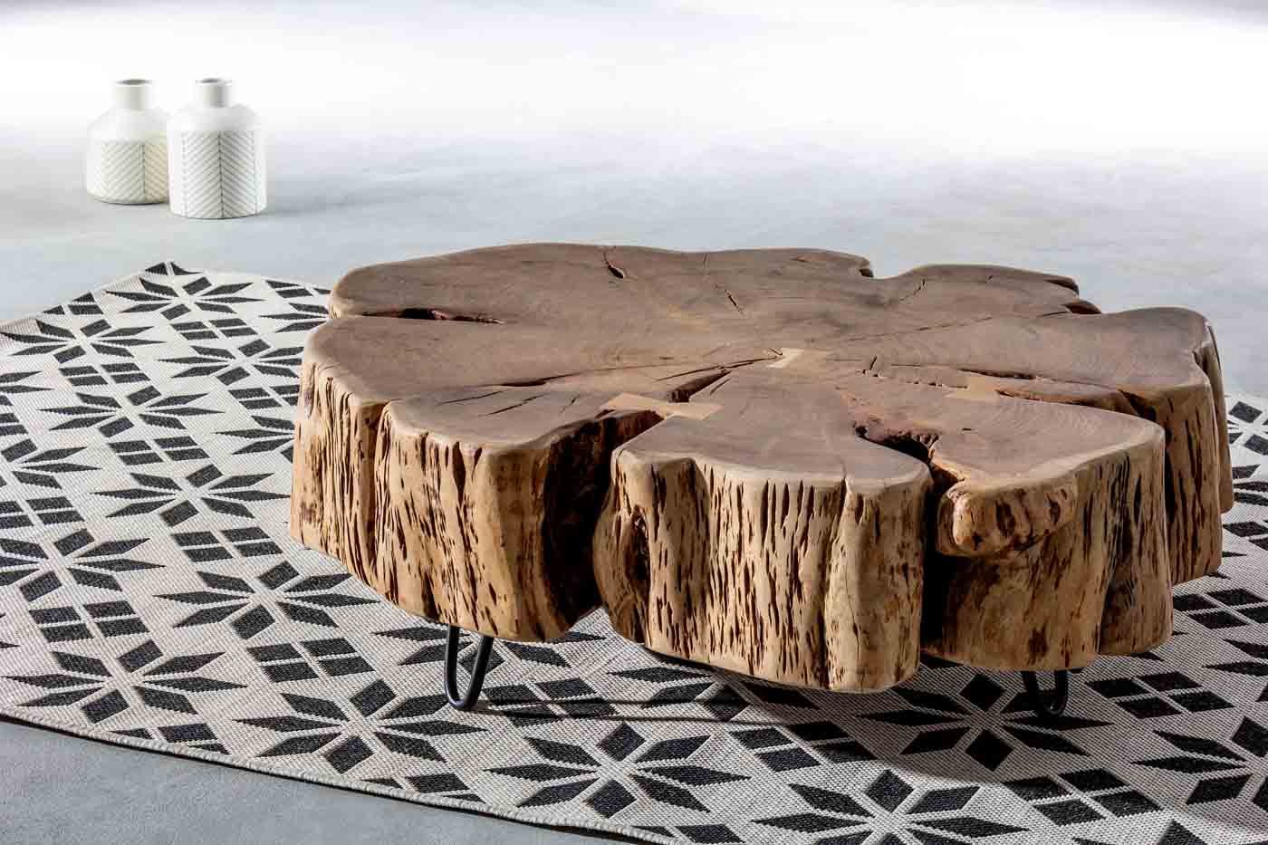 Stilvoller Couchtisch Eneas der Marke Bizotto gefertigt aus Akazienholz. Durch die Verwendung von echten Holzstämmen ist jedes Stück individuell.