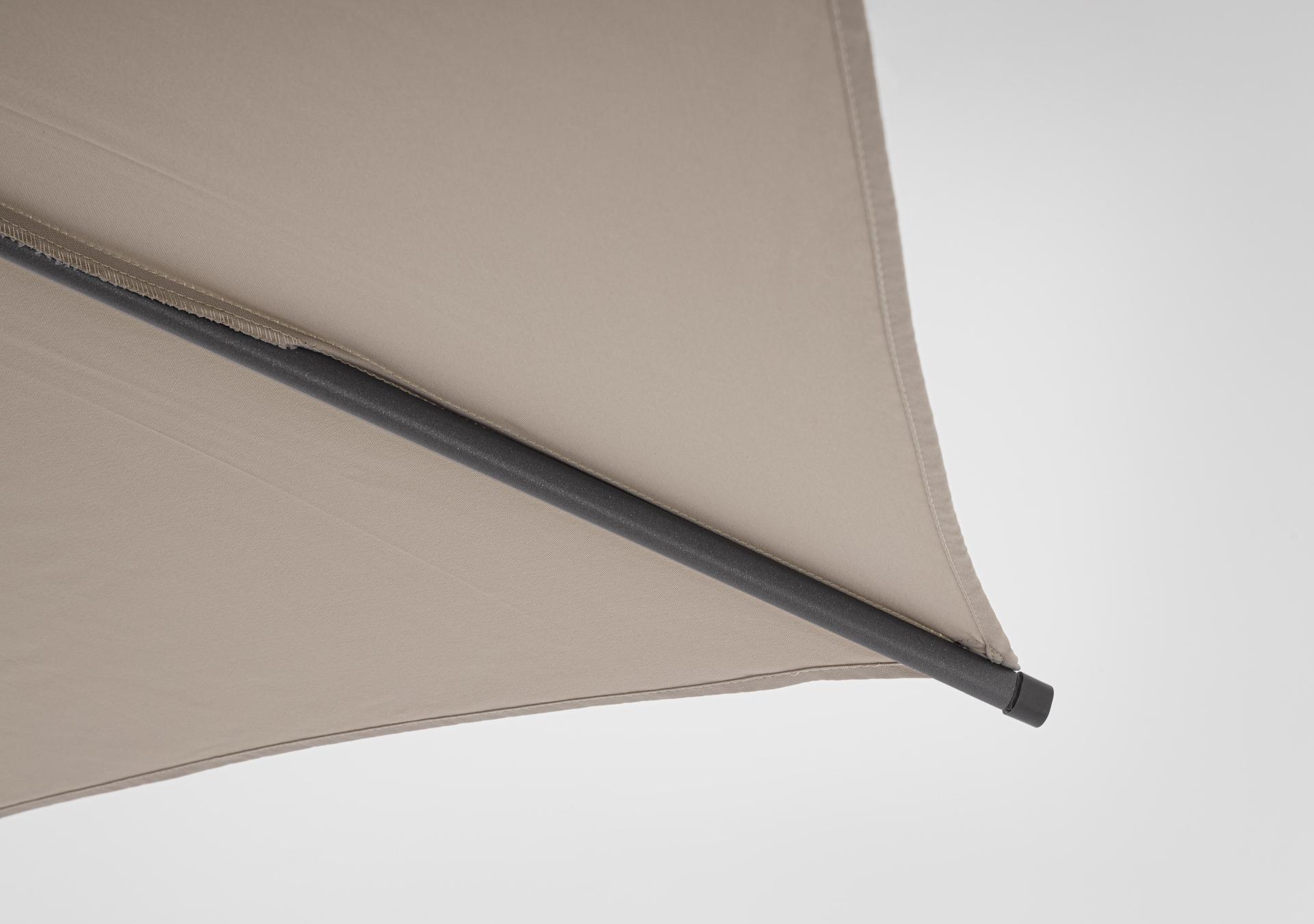 Der Sonnenschirm Samba überzeugt mit seinem klassischen Design. Gefertigt wurde er aus einer Polyester Plane, welche einen Beigen Farbton besitzt. Das Gestell ist aus Metall und hat eine Anthrazit Farbe. Der Sonnenschirm verfügt über einen Durchmesser von