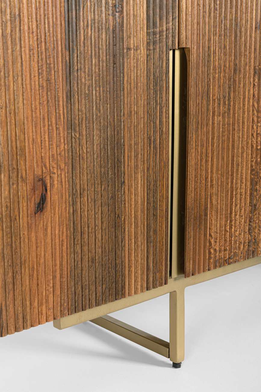 Das Sideboard Vilas überzeugt mit seinem modernen Stil. Gefertigt wurde es aus Mangoholz, welches einen braunen Farbton besitzt. Das Gestell ist aus Metall und hat eine goldene Farbe. Das Sideboard verfügt über vier Türen.