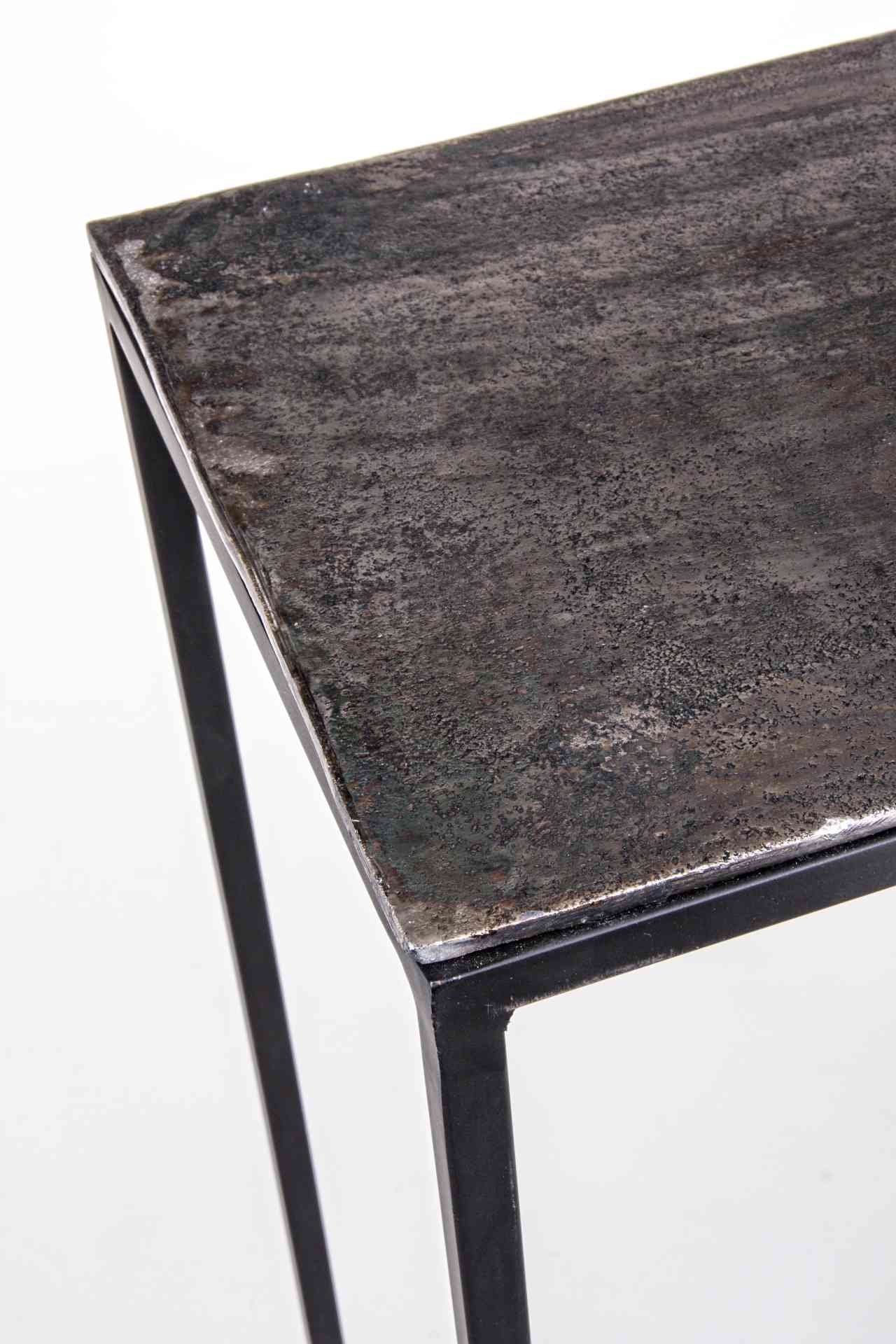 Die Konsole Tahir überzeugt mit ihrem modernem Design. Gefertigt wurde sie aus Metall, welches einen schwarzen Farbton besitzt. Die Oberflächenplatte ist aus Aluminium und hat eine silberne Farbe. Die Konsole ist in einem 2er-Set erhältlich. Die Breite be