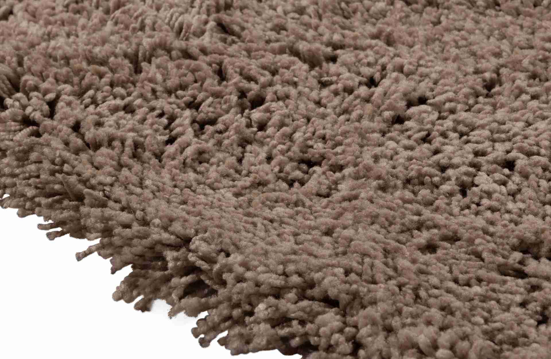Der Teppich Highway überzeugt mit seinem modernen Design. Gefertigt wurde er aus einem Kunstgewebe aus Polyester, welches einen Sand Farbton besitzt. Der Teppich besitzt eine Größe von 170x240 cm.