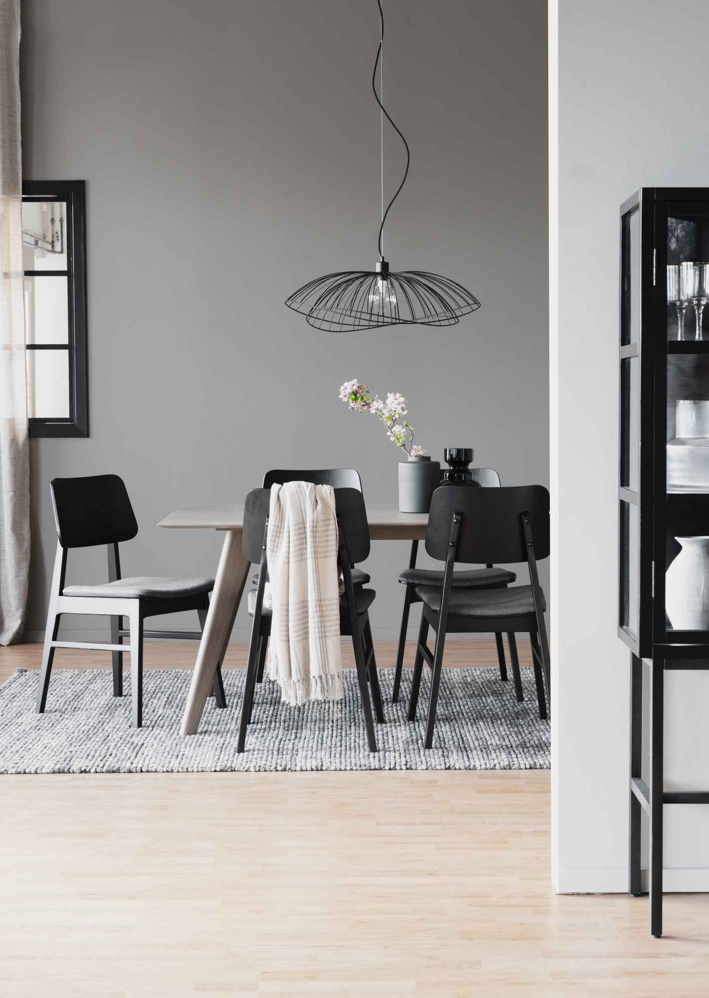 Stuhl Nagano 2er Set, Eiche Schwarz passt perfekt in stilvolle Wohnräume.