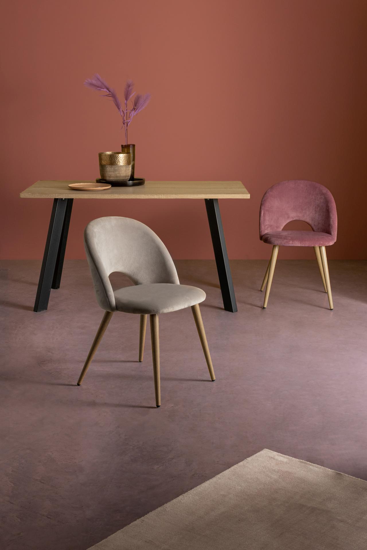Der Esszimmerstuhl Linzey besitzt einen Samt-Bezug, welcher einen Rosa Farbton besitzt. Das Gestell ist aus Metall und hat eine Holz-Optik. Das Design des Stuhls ist modern. Die Sitzhöhe des Stuhls beträgt 46 cm.
