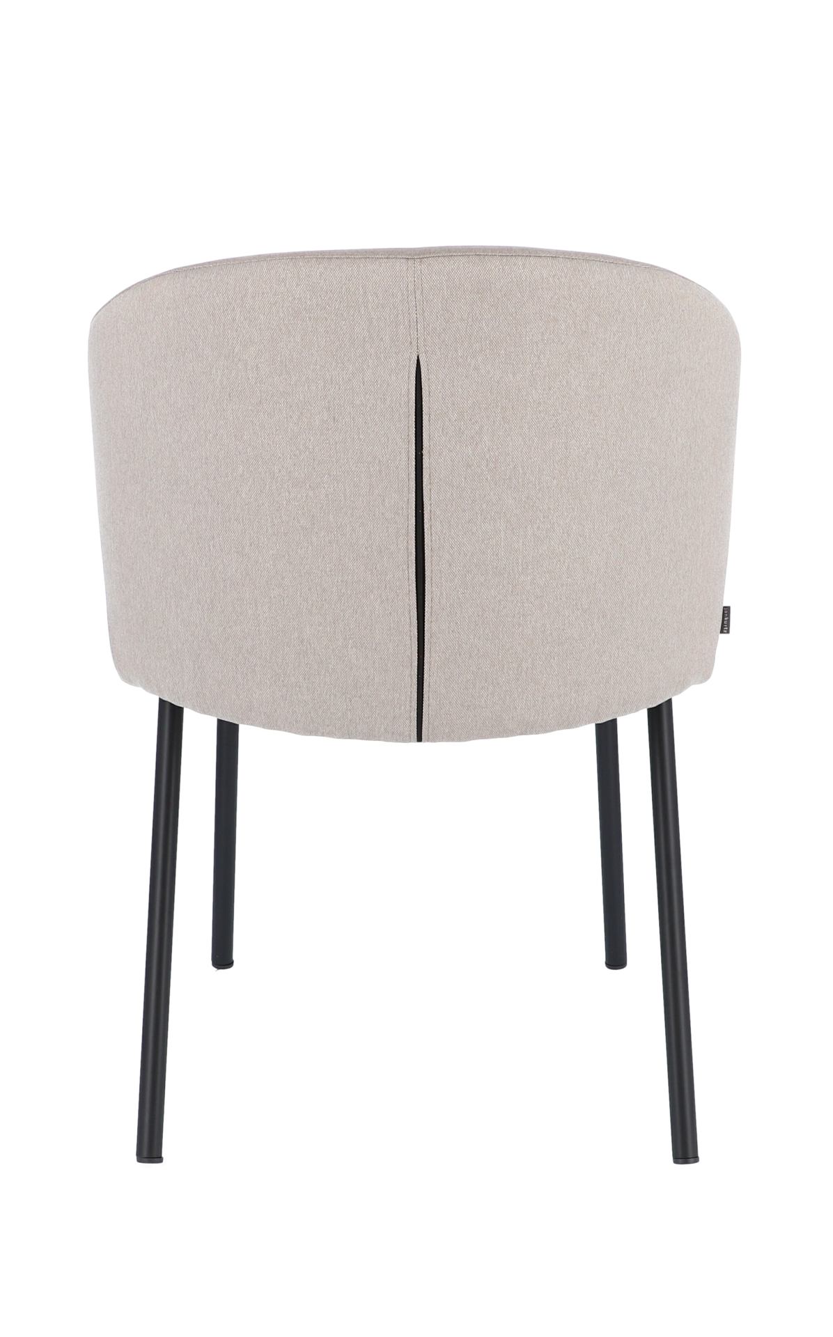 Der moderne Stuhl Mila wurde aus einem Metall Gestell hergestellt. Die Sitz- und Rückenfläche ist aus einem Stoff Bezug. Die Farbe des Stuhls ist Beige. Es ist ein Produkt der Marke Jan Kurtz.