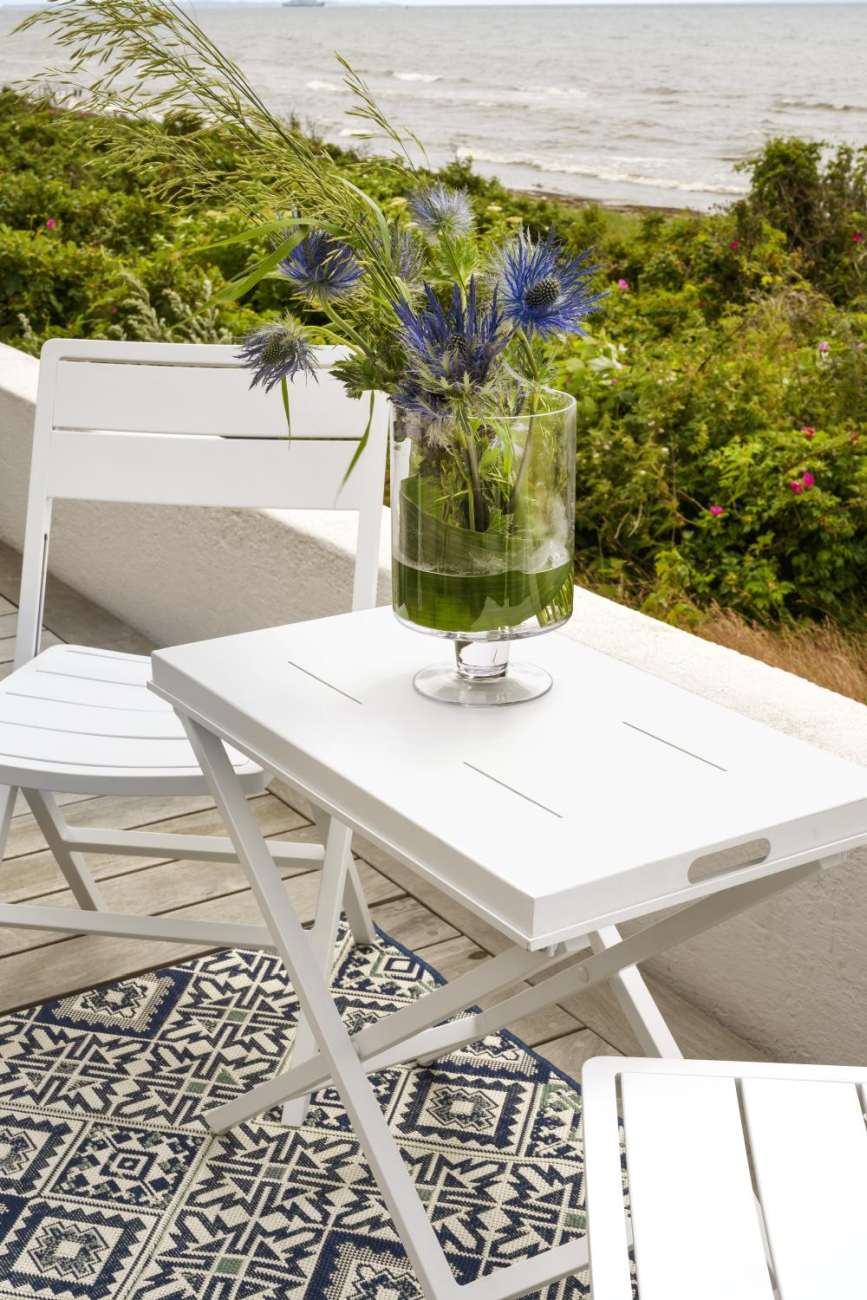 Der Gartenbeistelltisch Vero überzeugt mit seinem modernen Design. Gefertigt wurde die Tischplatte aus Metall, welche einen weißen Farbton besitzt. Das Gestell ist auch aus Metall und hat eine weiße Farbe. Der Tisch besitzt eine Länge von 70 cm.