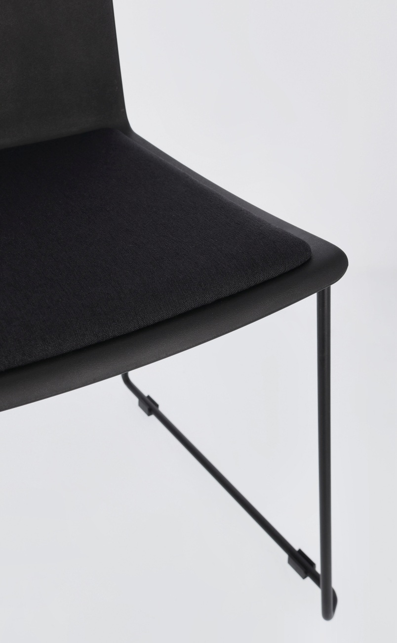 Der Esszimmerstuhl Giulia überzeugt mit seinem modernen Stil. Gefertigt wurde er aus Kunststoff, welches einen schwarzen Farbton besitzt. Das Gestell ist aus Metall und hat eine schwarze Farbe. Der Stuhl besitzt eine Sitzhöhe von 46 cm.